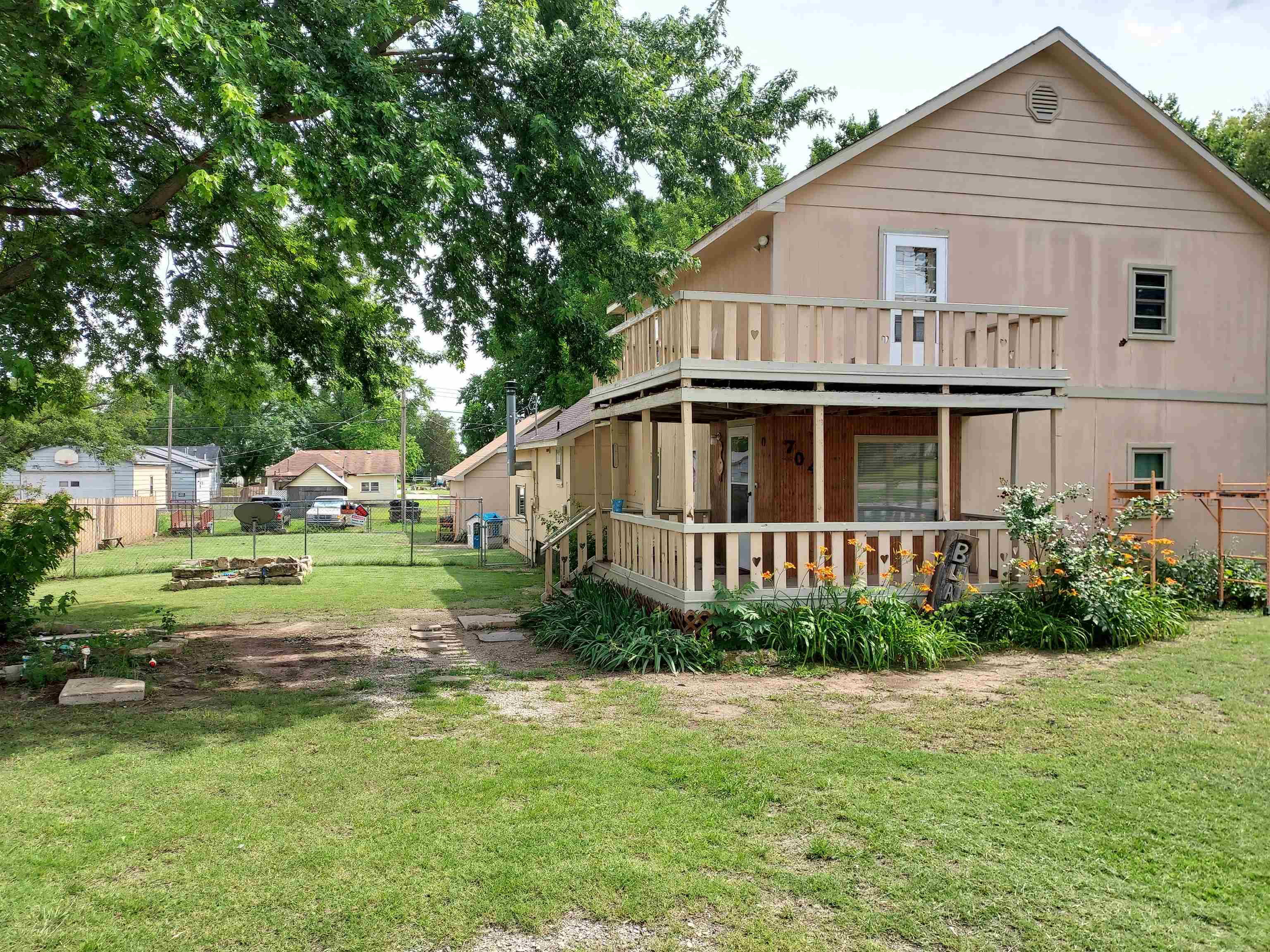 704 E Lincoln Ave Property Photo 1