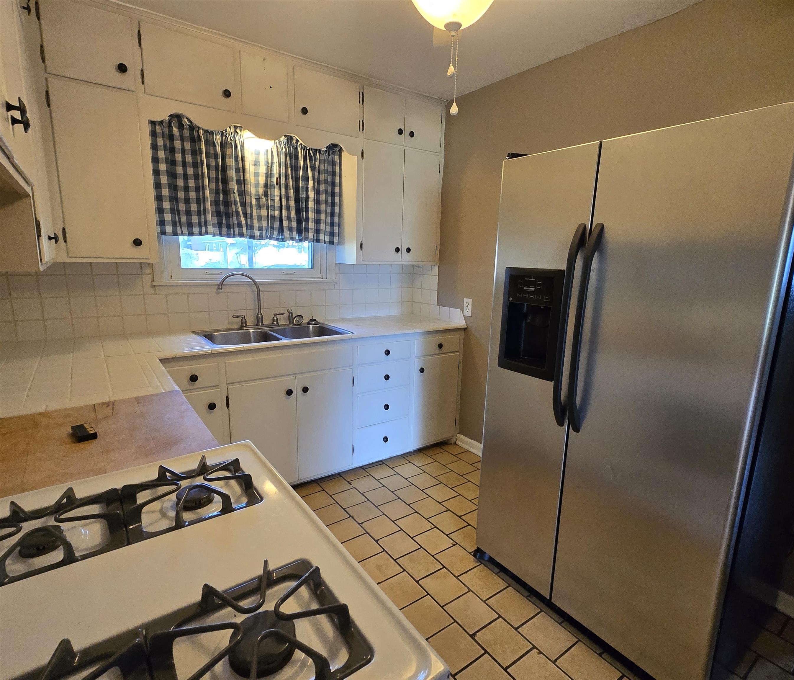 1853 Larson St Property Photo 5