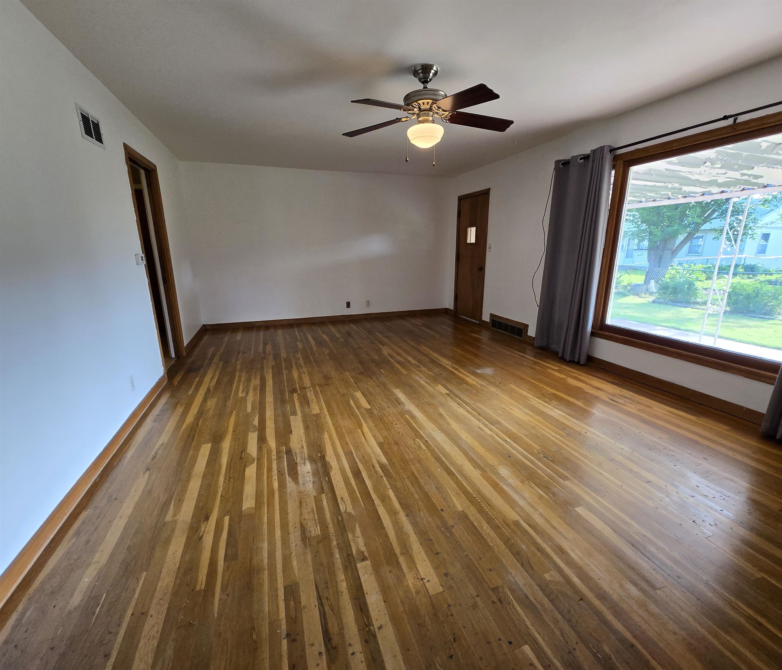 1853 Larson St Property Photo 8