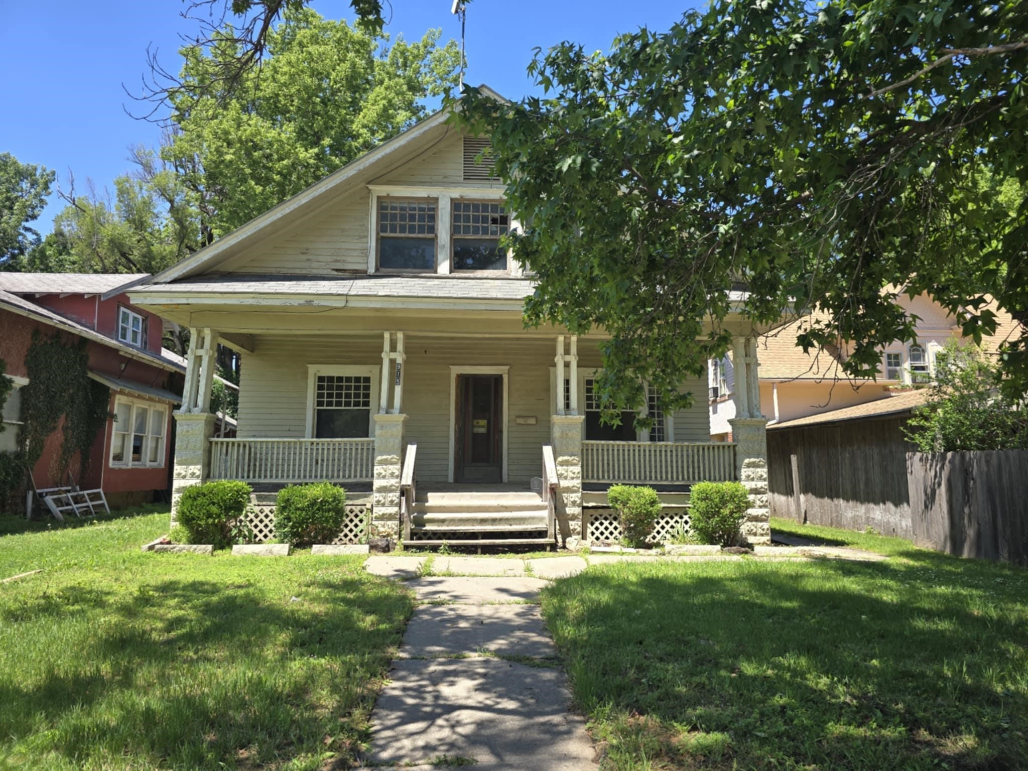 915 Stewart St Property Photo 1