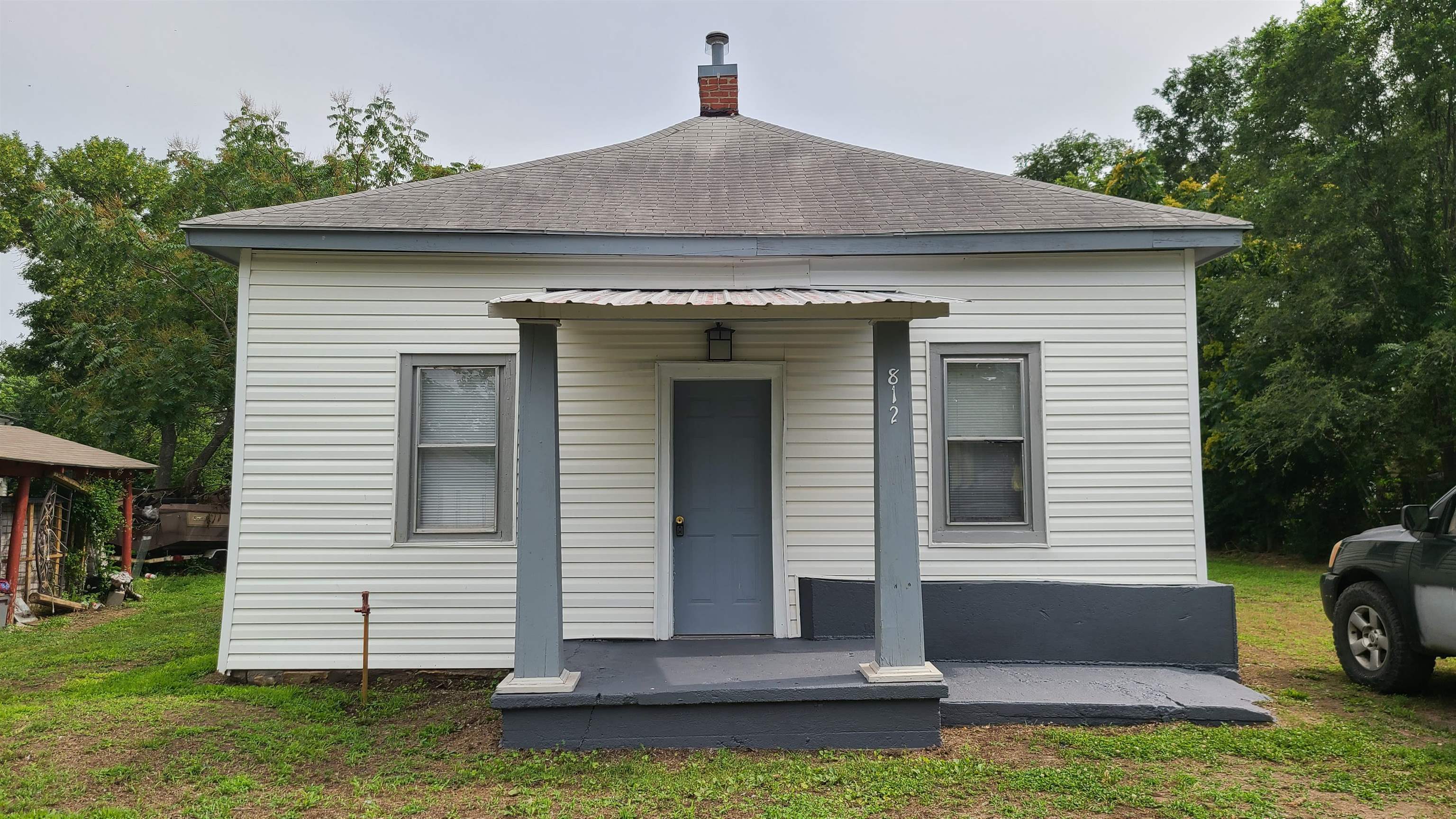 812 E 4th St Property Photo 1