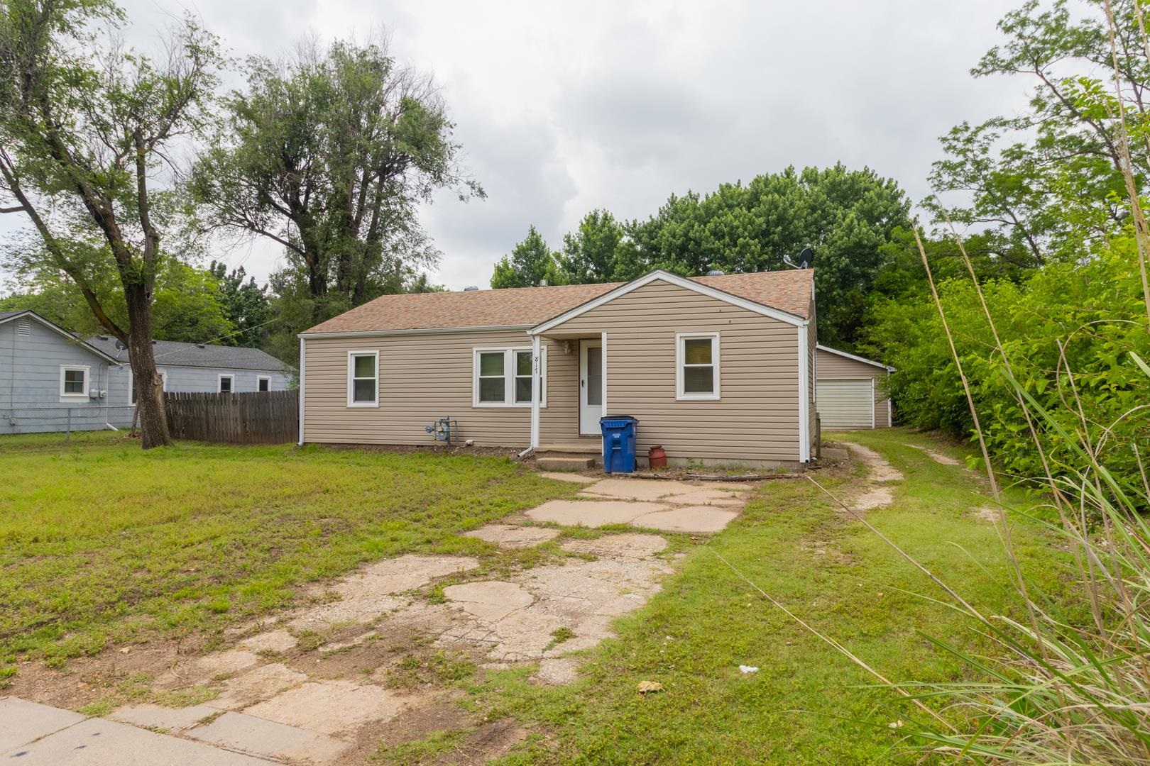 817 N Clara Property Photo 3
