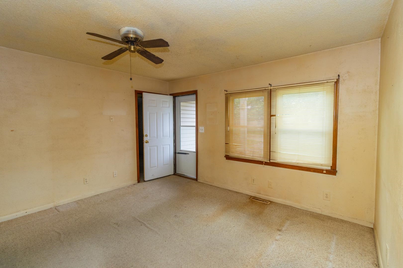 817 N Clara Property Photo 4