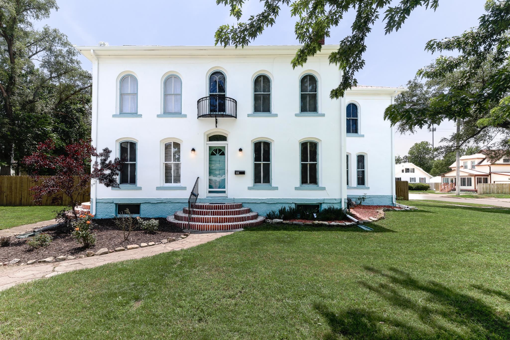 303 E 5th St