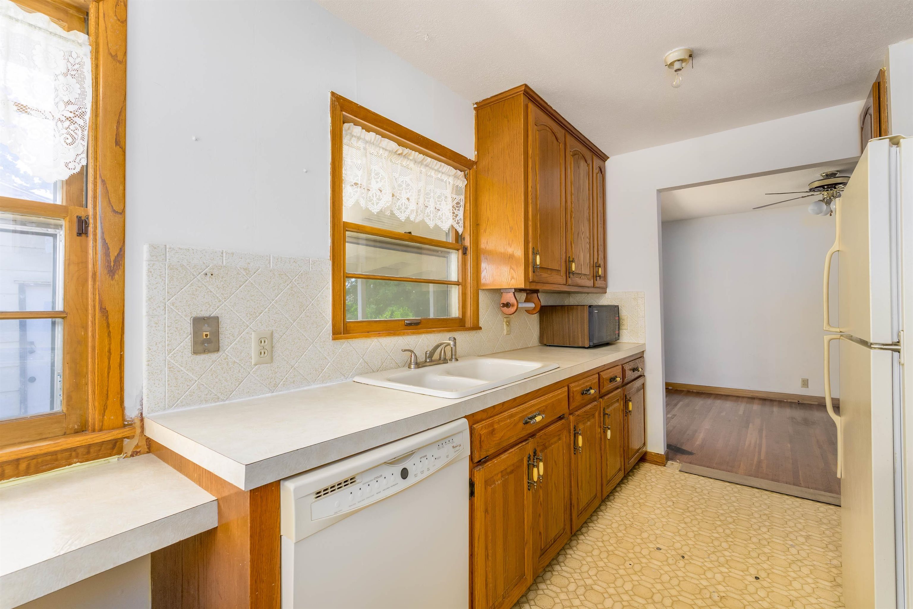 3052 S Euclid Ave Property Photo 8