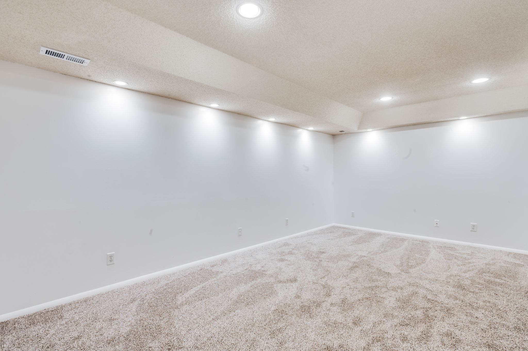 6525 N Tarrytown Property Photo 17