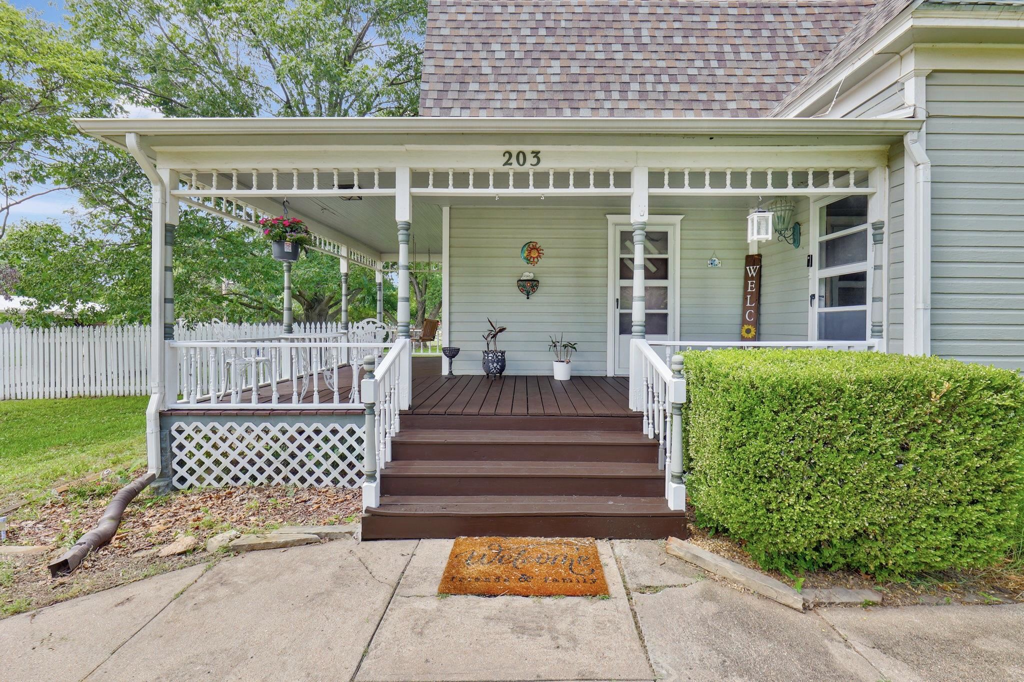 203 N Lee St Property Photo 4