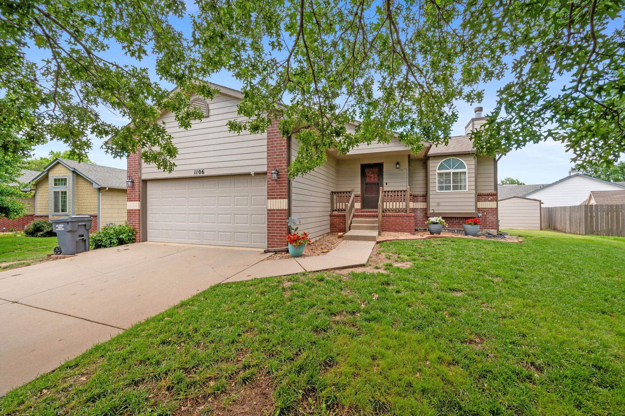 1106 N Lark Ln Property Photo 1