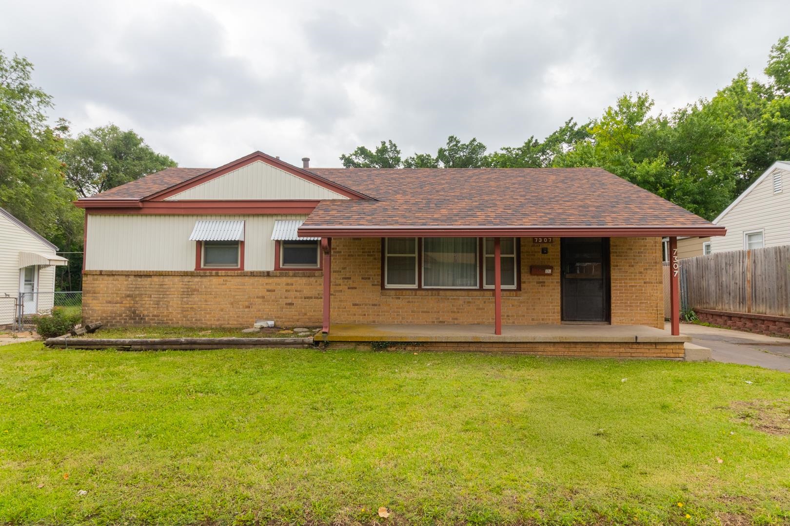 7307 E Lincoln Property Photo 1