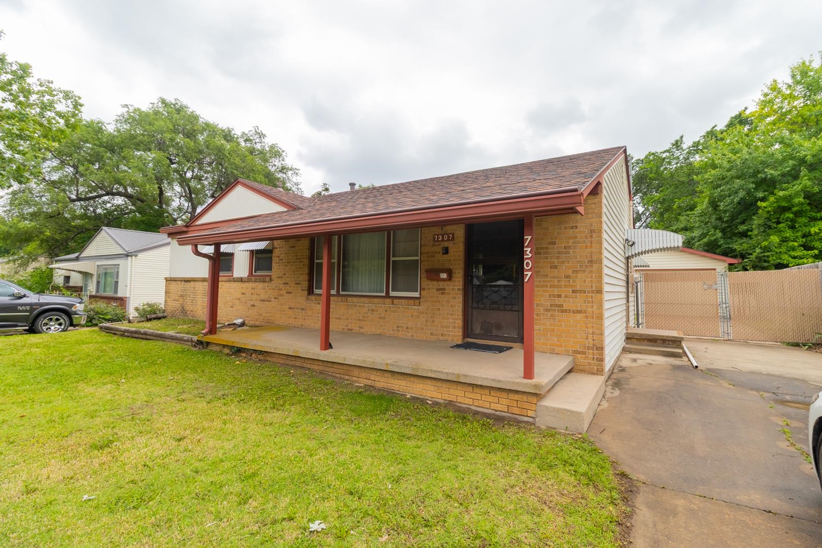 7307 E Lincoln Property Photo 2