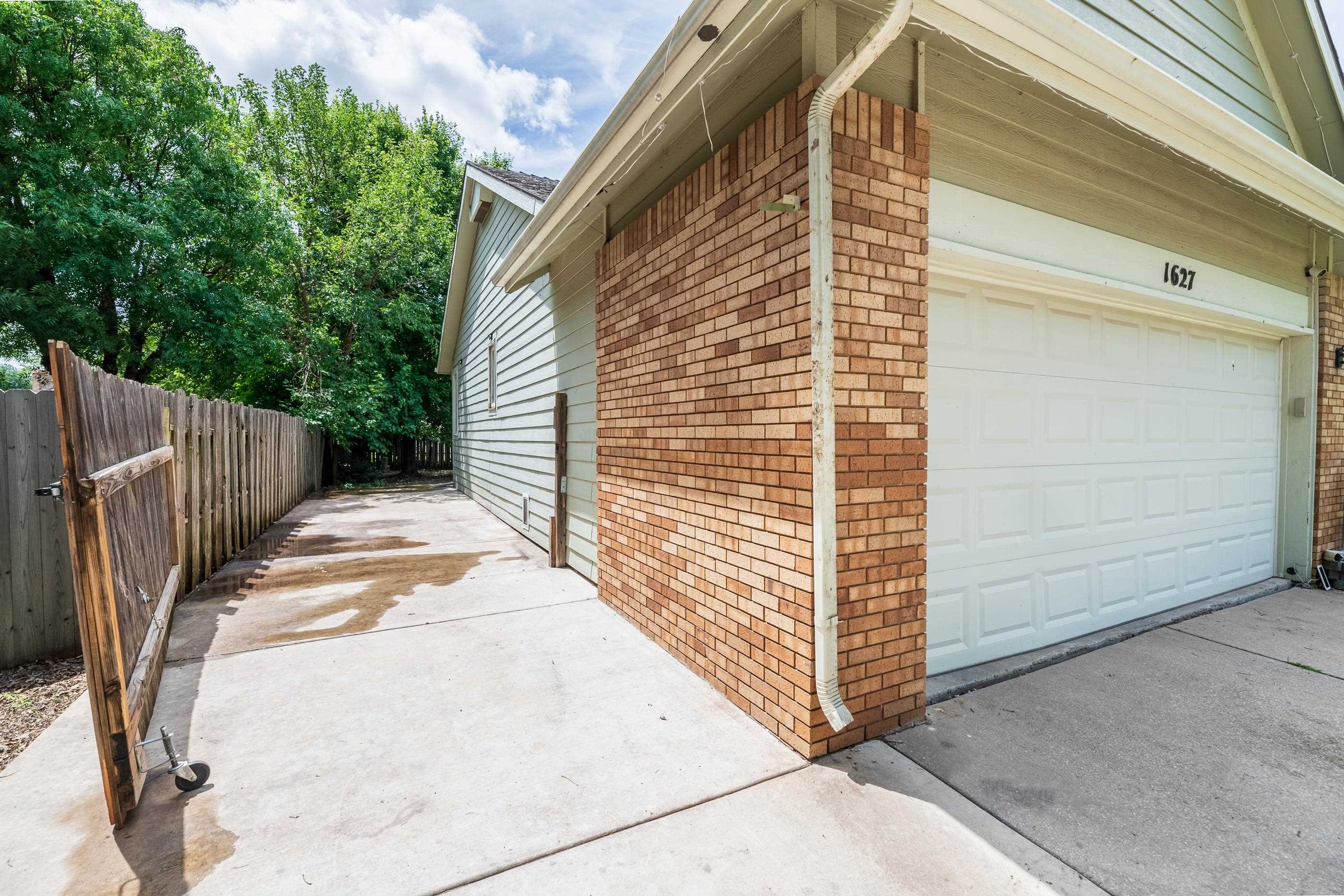 1627 N Chambers Property Photo 3