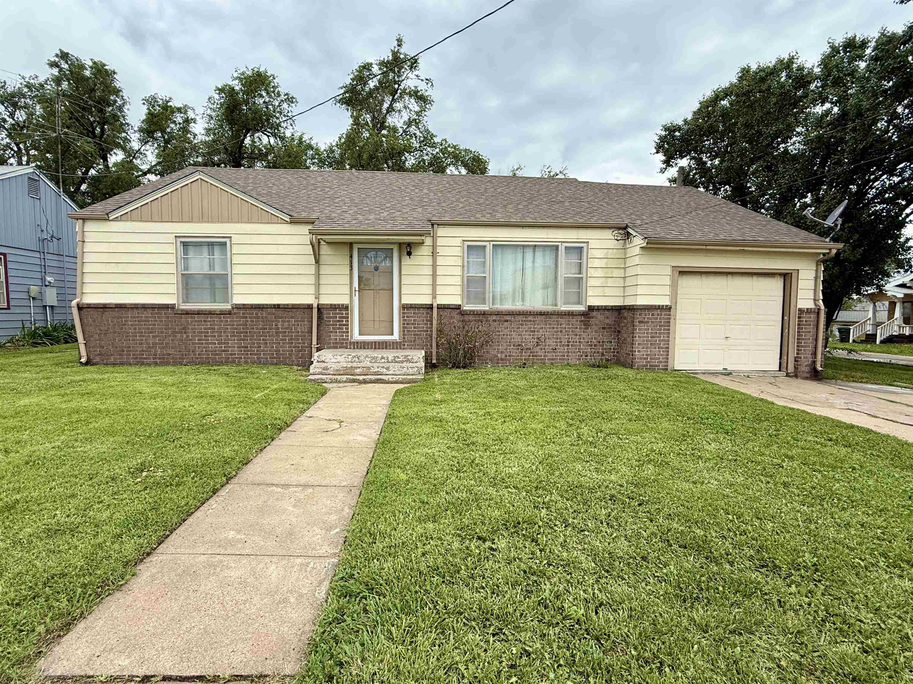 413 N Ash St Property Photo 1