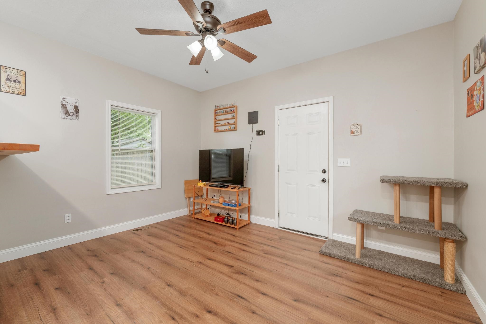 2437 N Woodland St Property Photo 5