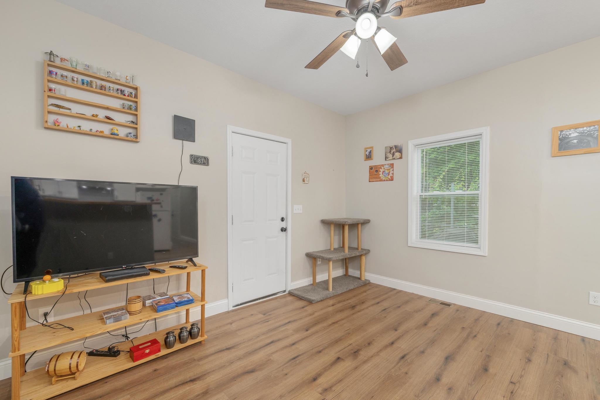 2437 N Woodland St Property Photo 6
