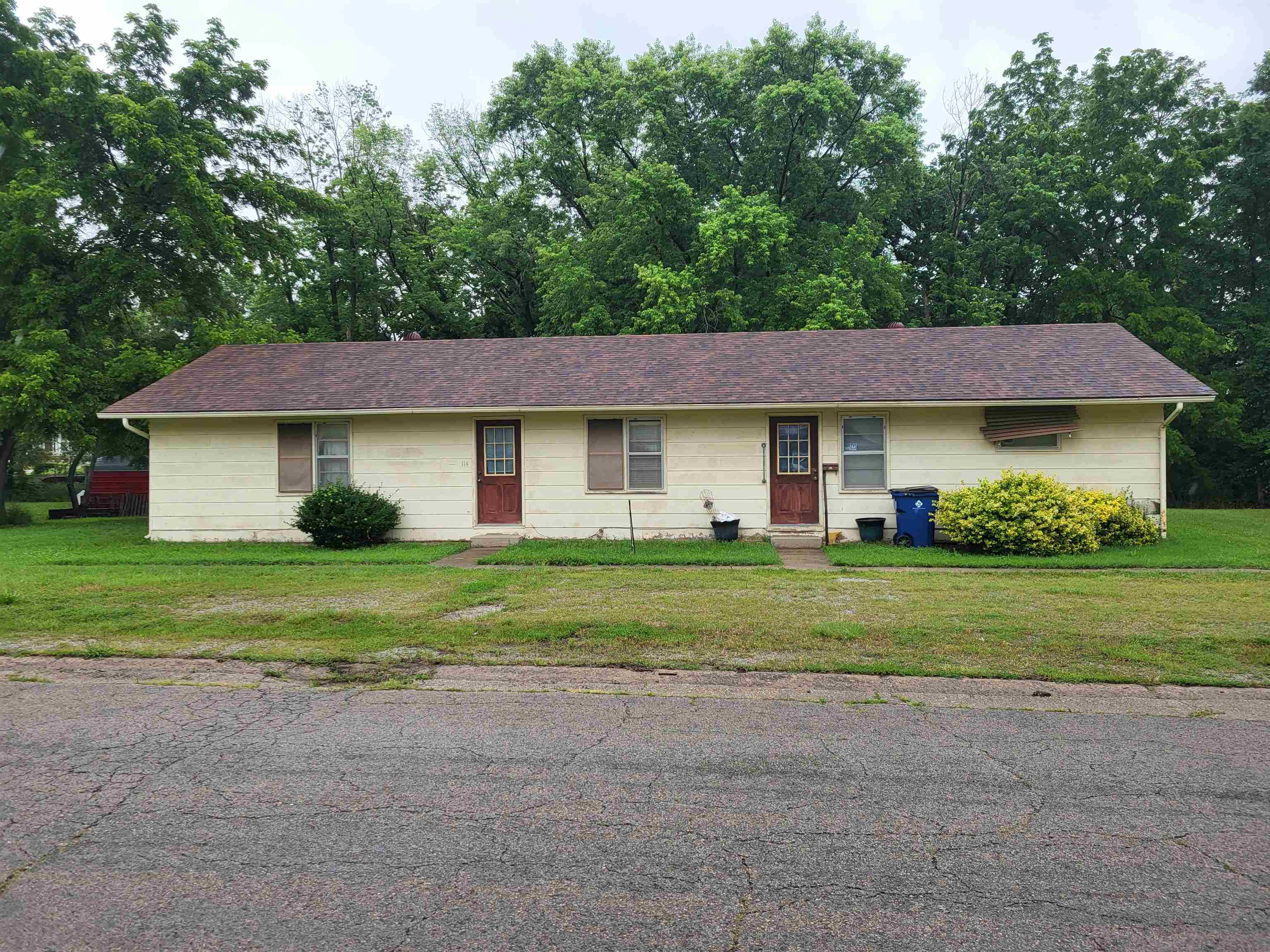 112 N Elm St Property Photo 1