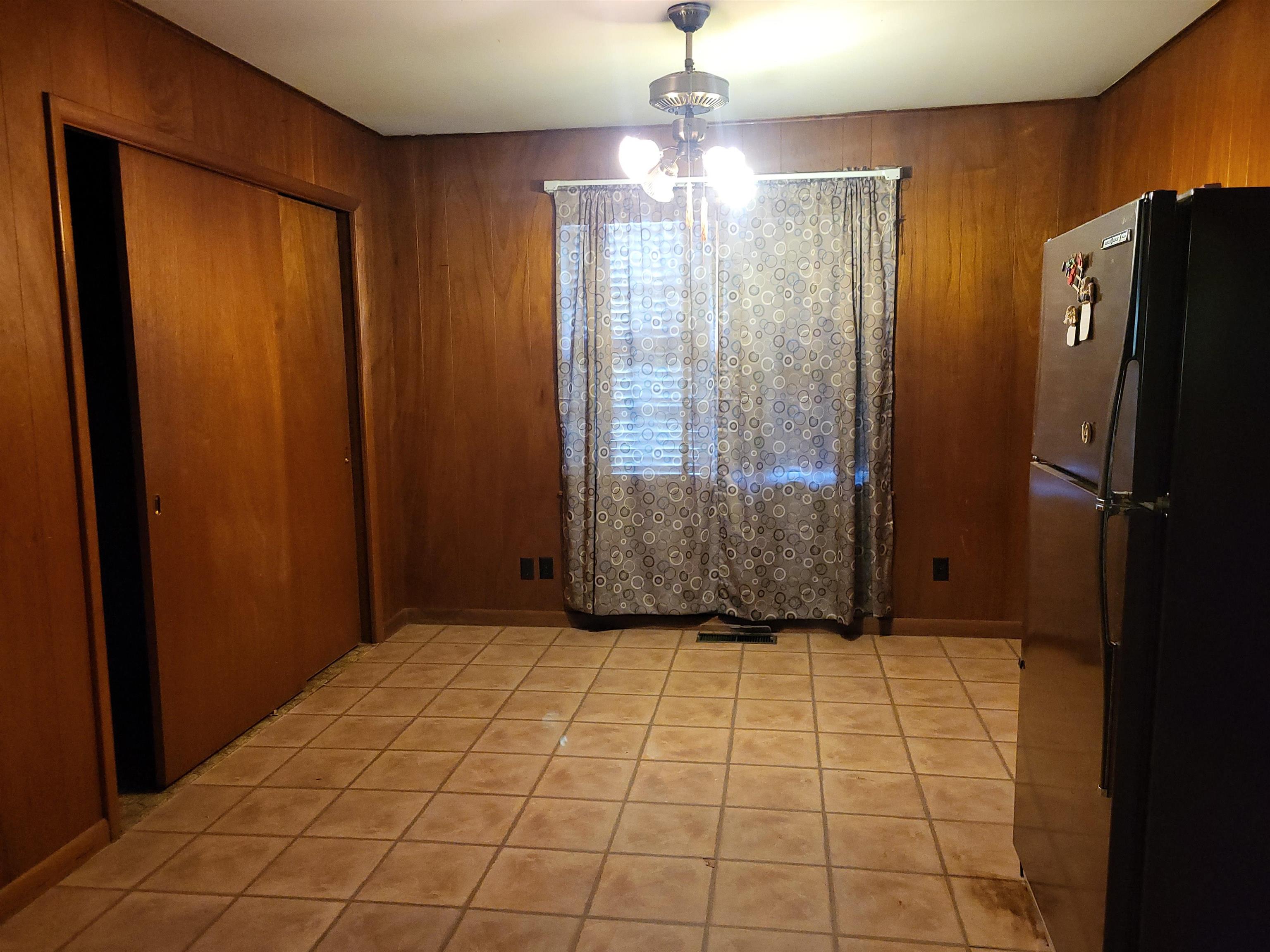 112 N Elm St Property Photo 4