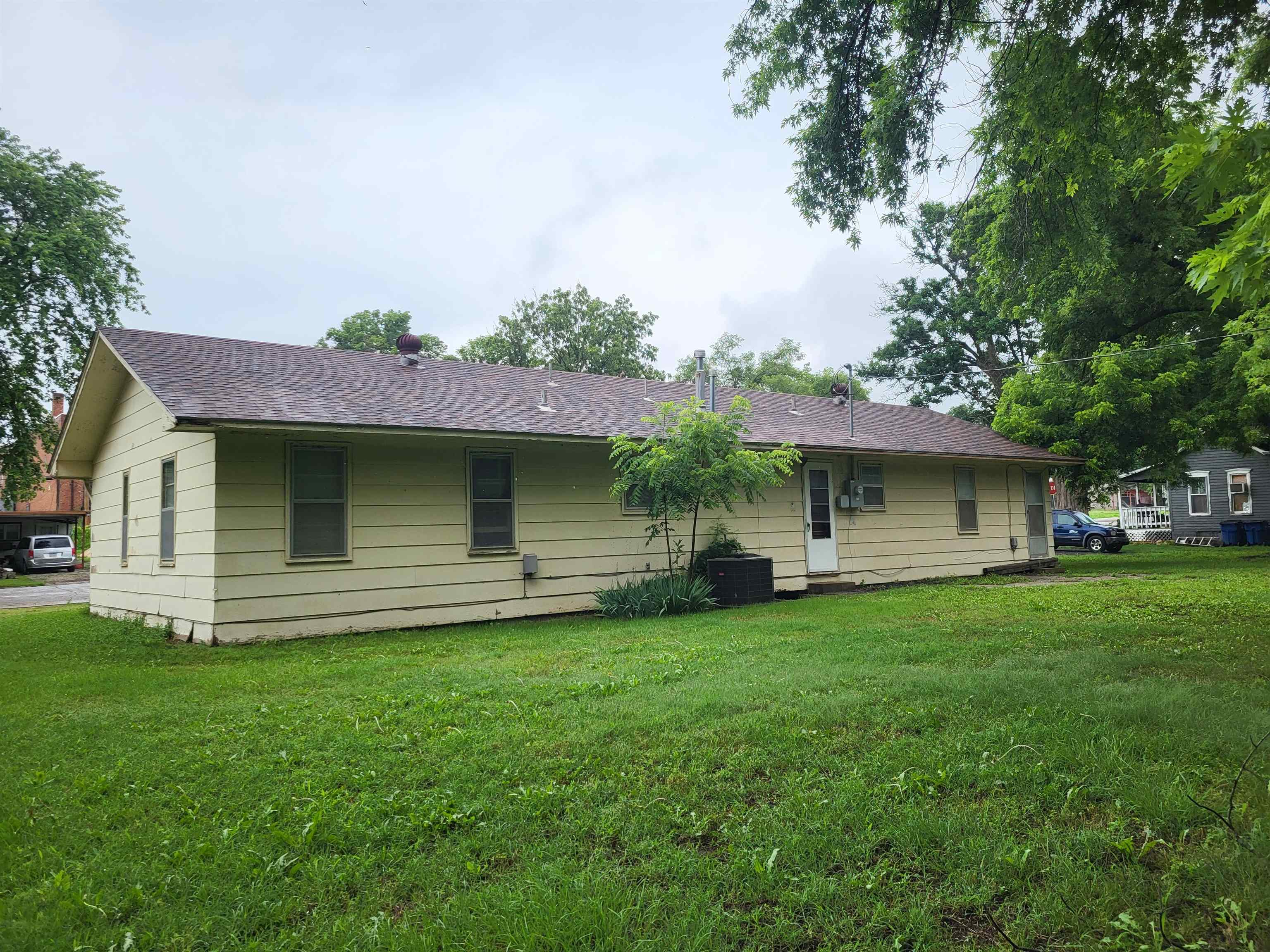 112 N Elm St Property Photo 12