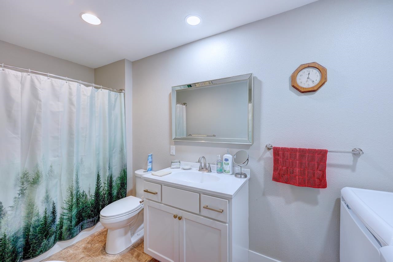 13 Easy St Property Photo 25
