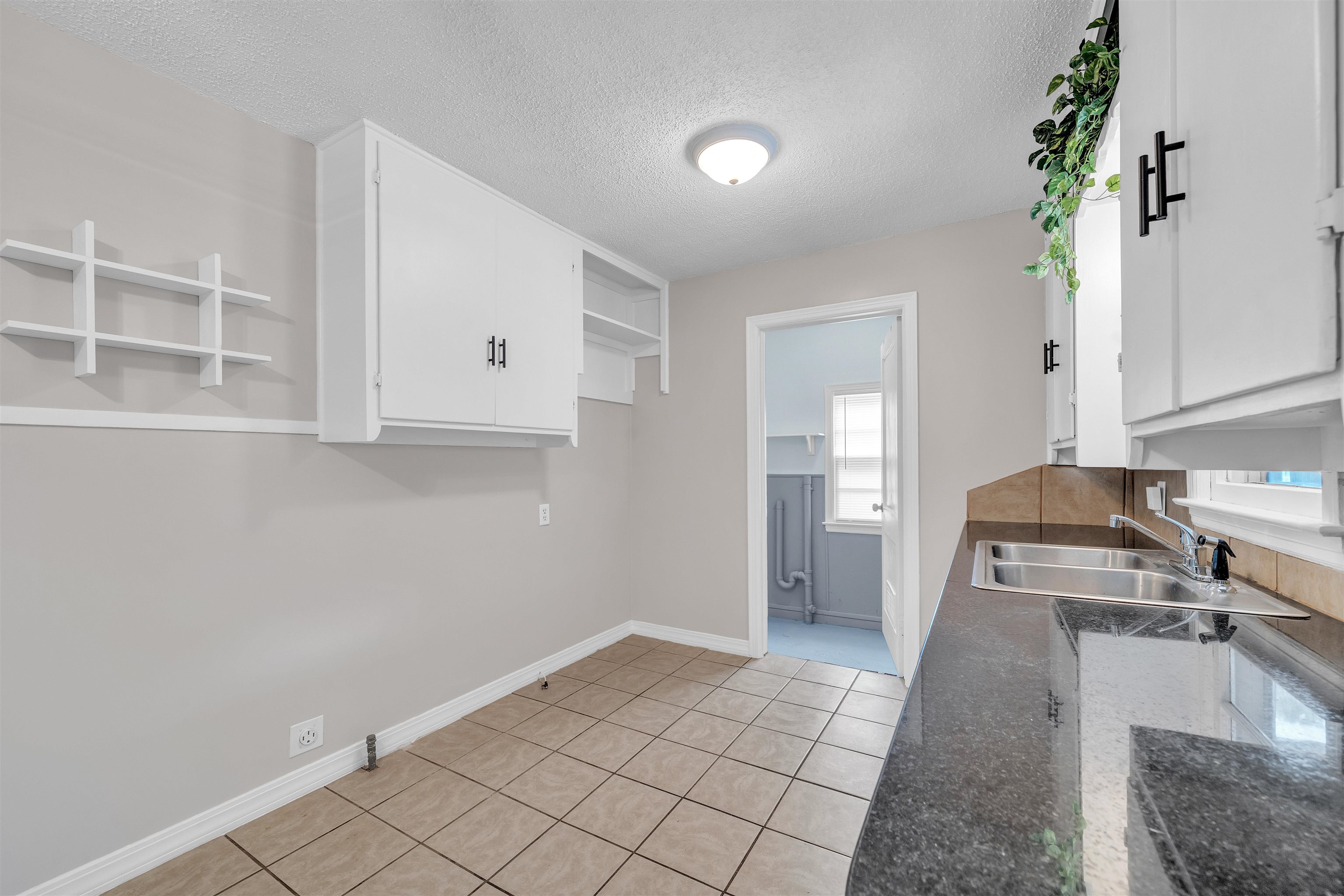 2202 S Main St Property Photo 18