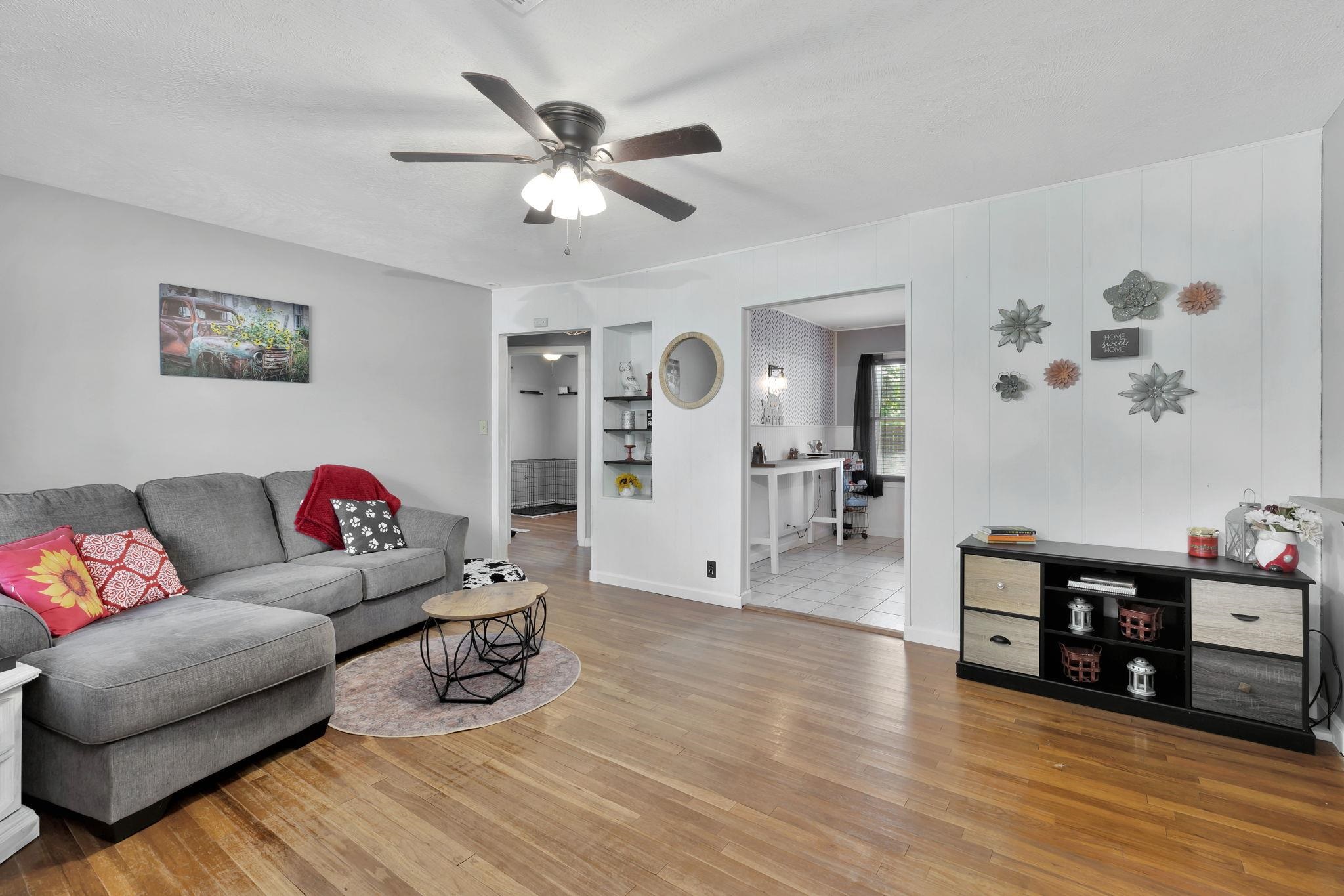 906 N Olive St Property Photo 3