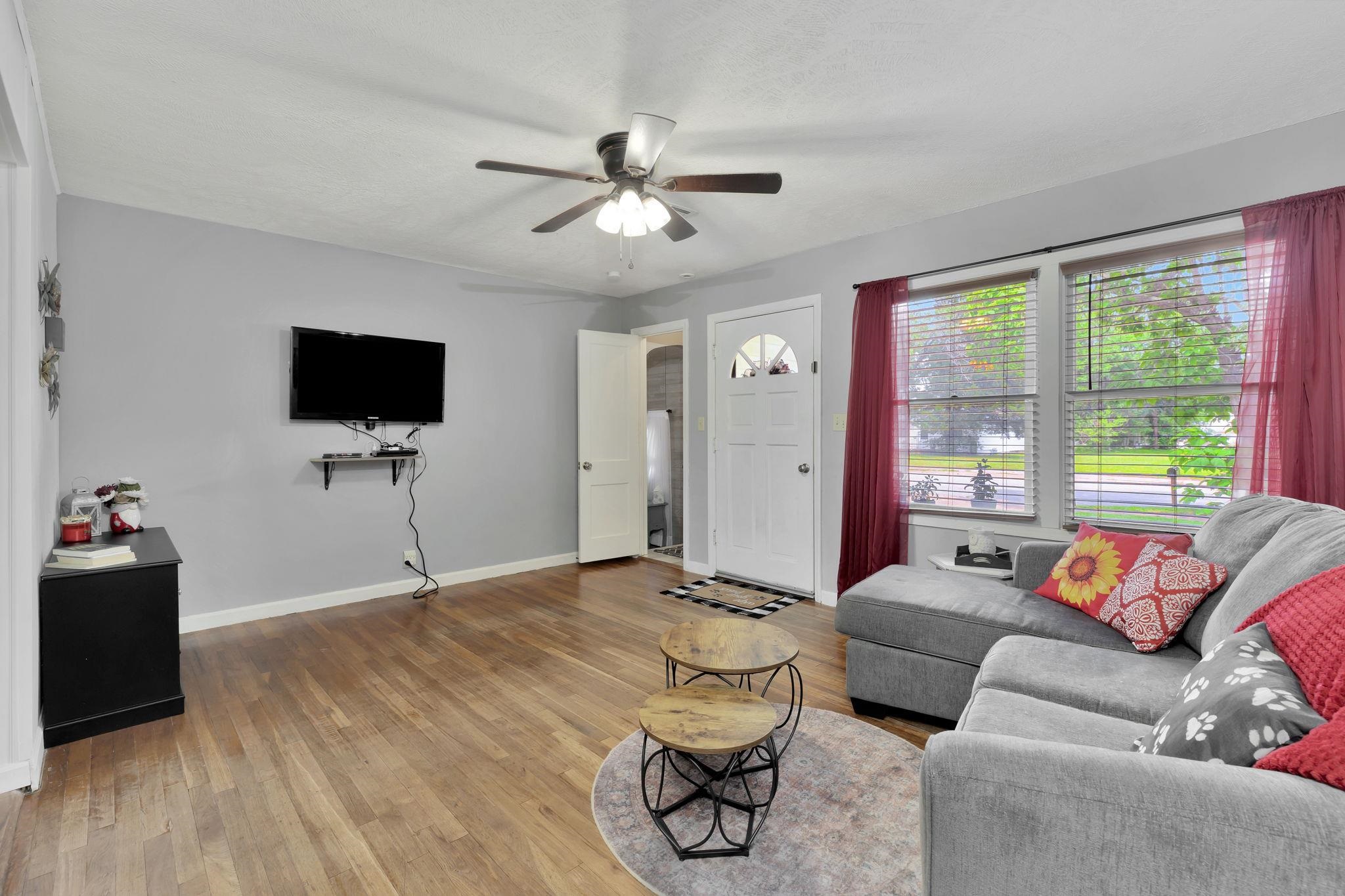 906 N Olive St Property Photo 4