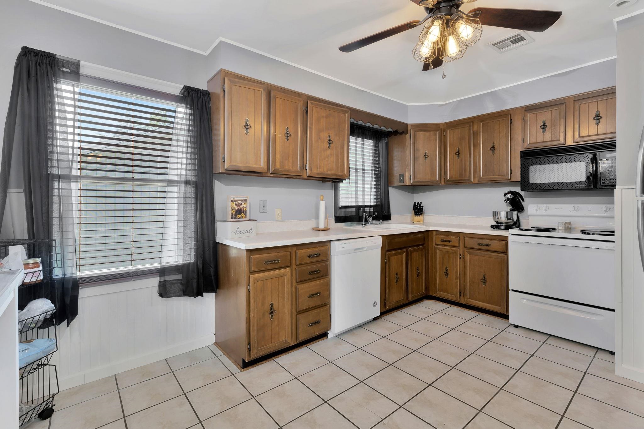906 N Olive St Property Photo 5