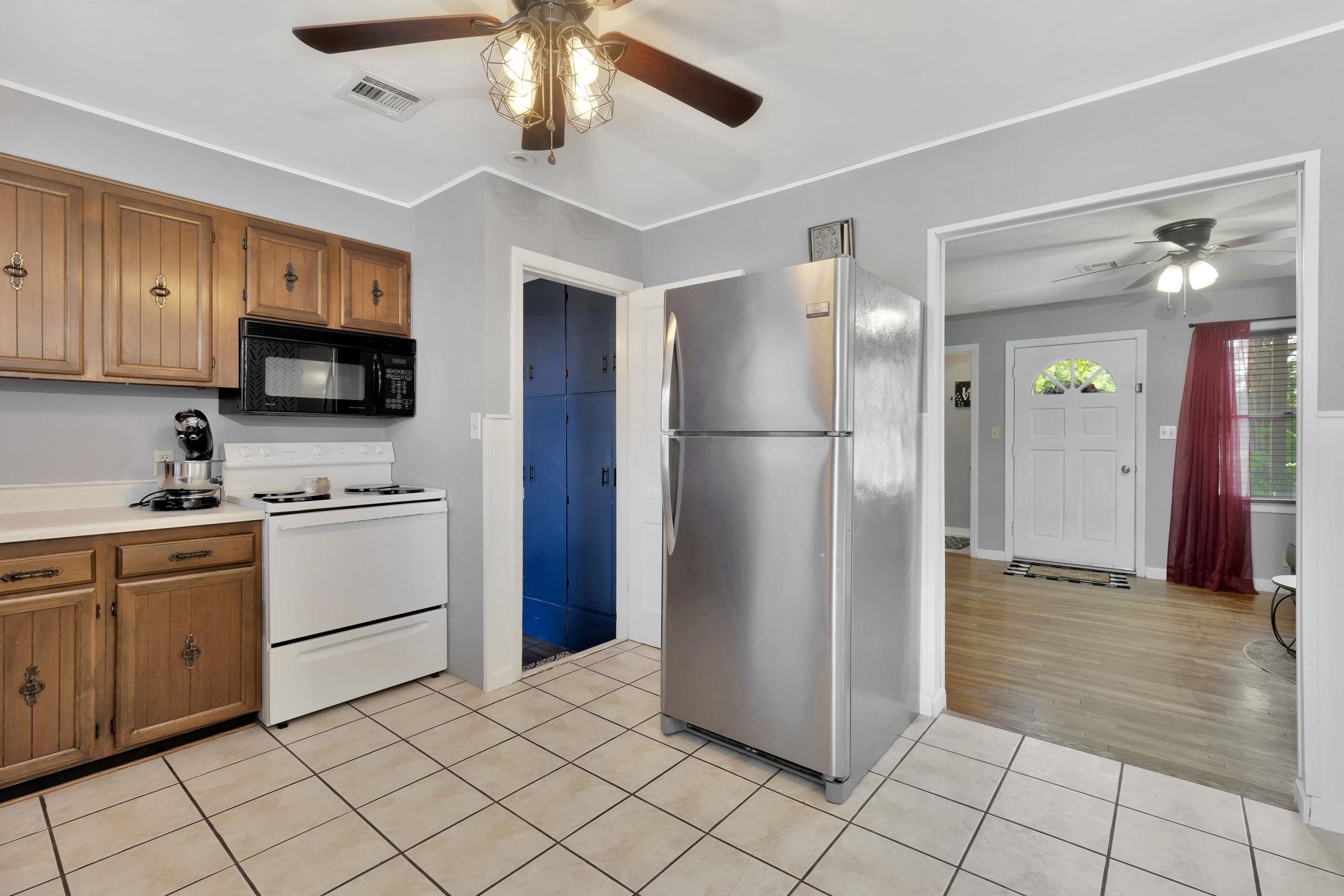 906 N Olive St Property Photo 6