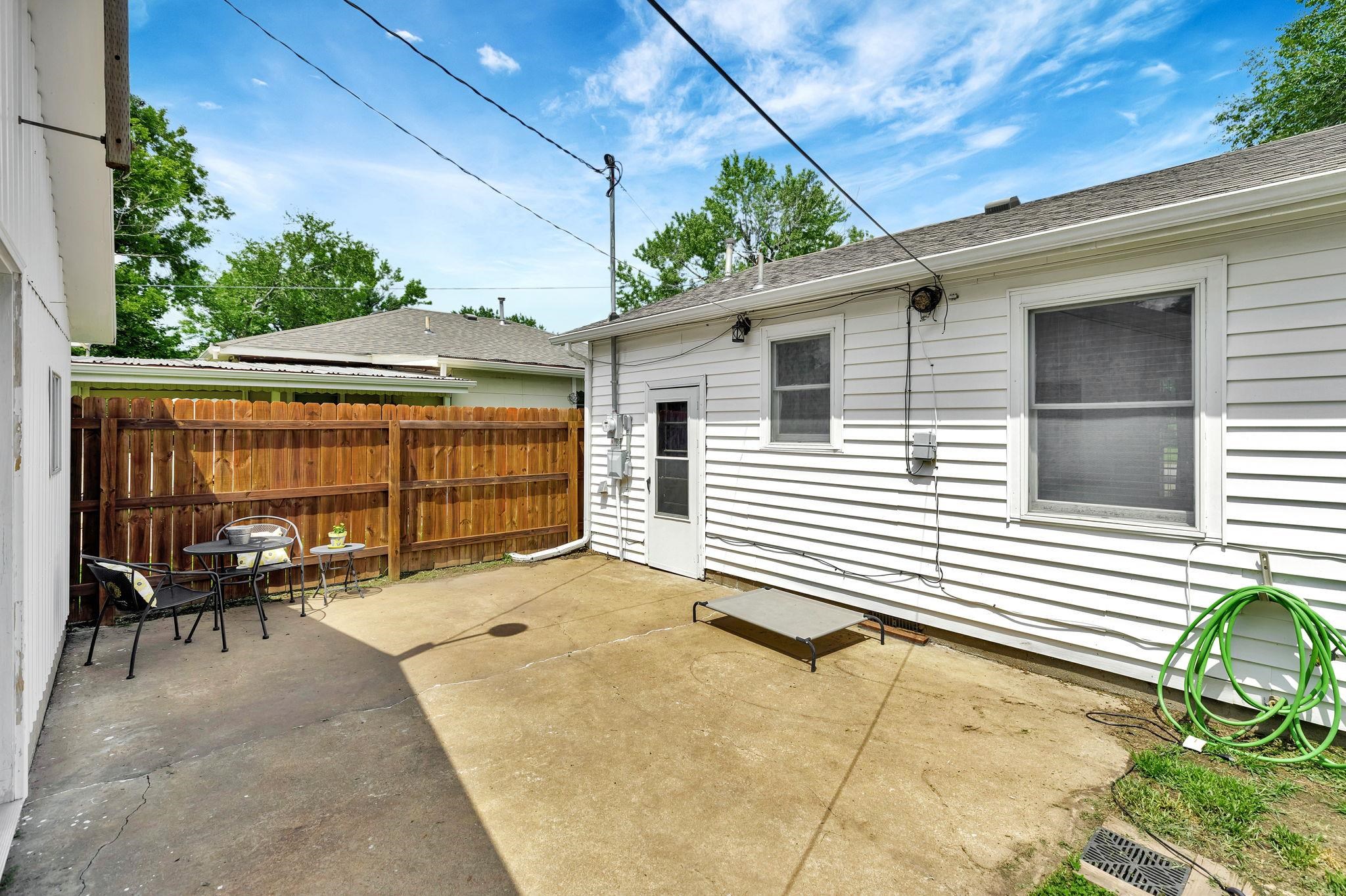 906 N Olive St Property Photo 21