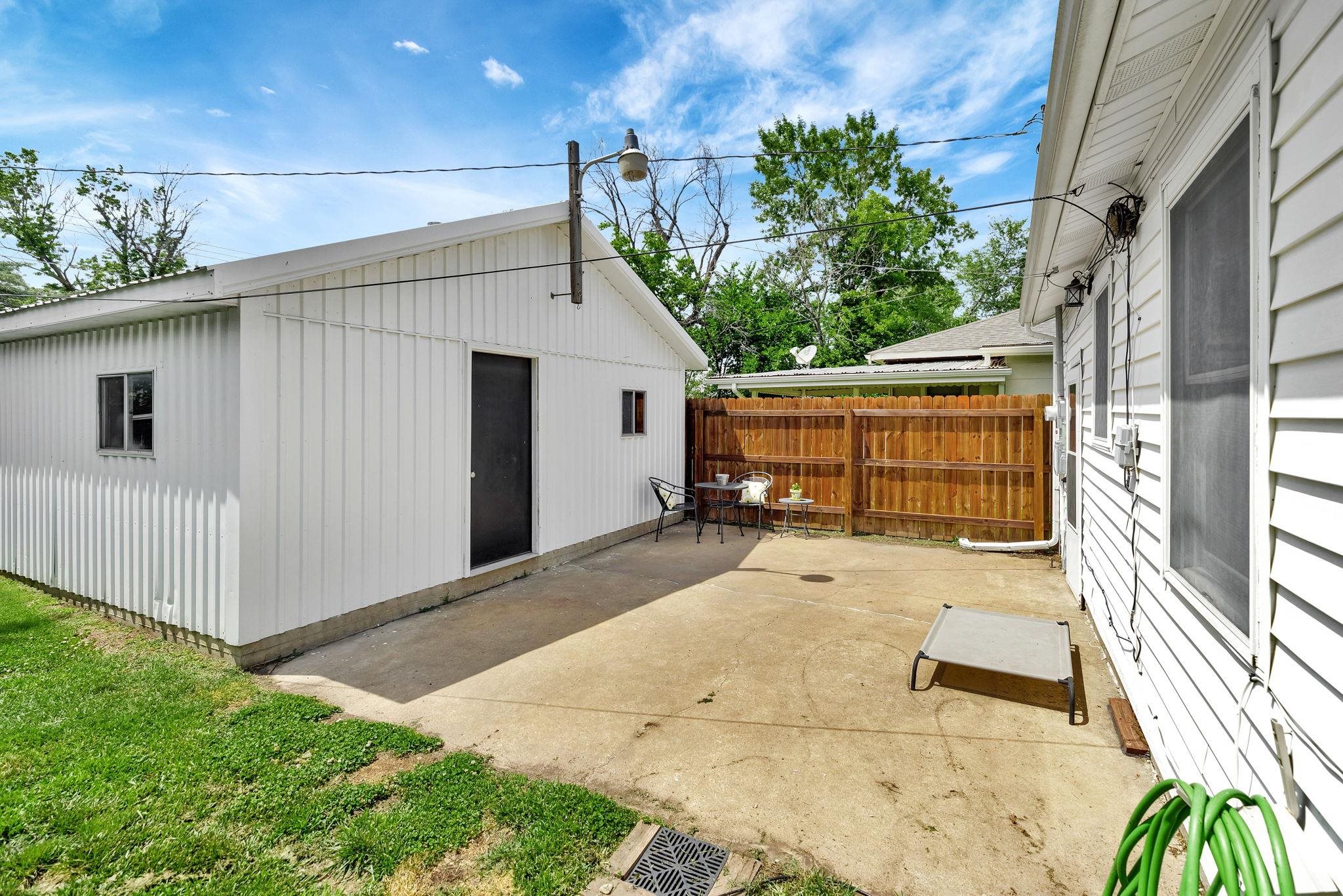 906 N Olive St Property Photo 22