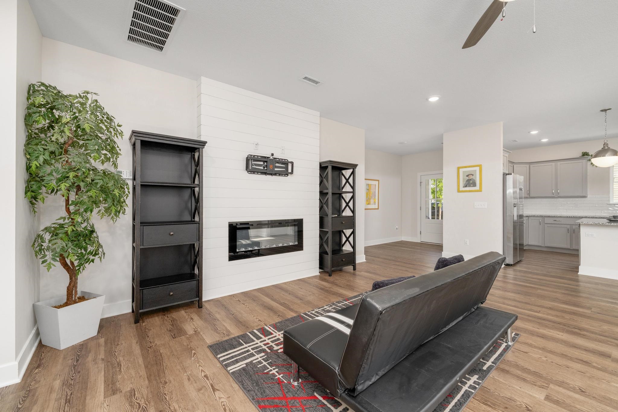 435 E Park Pl Property Photo 10
