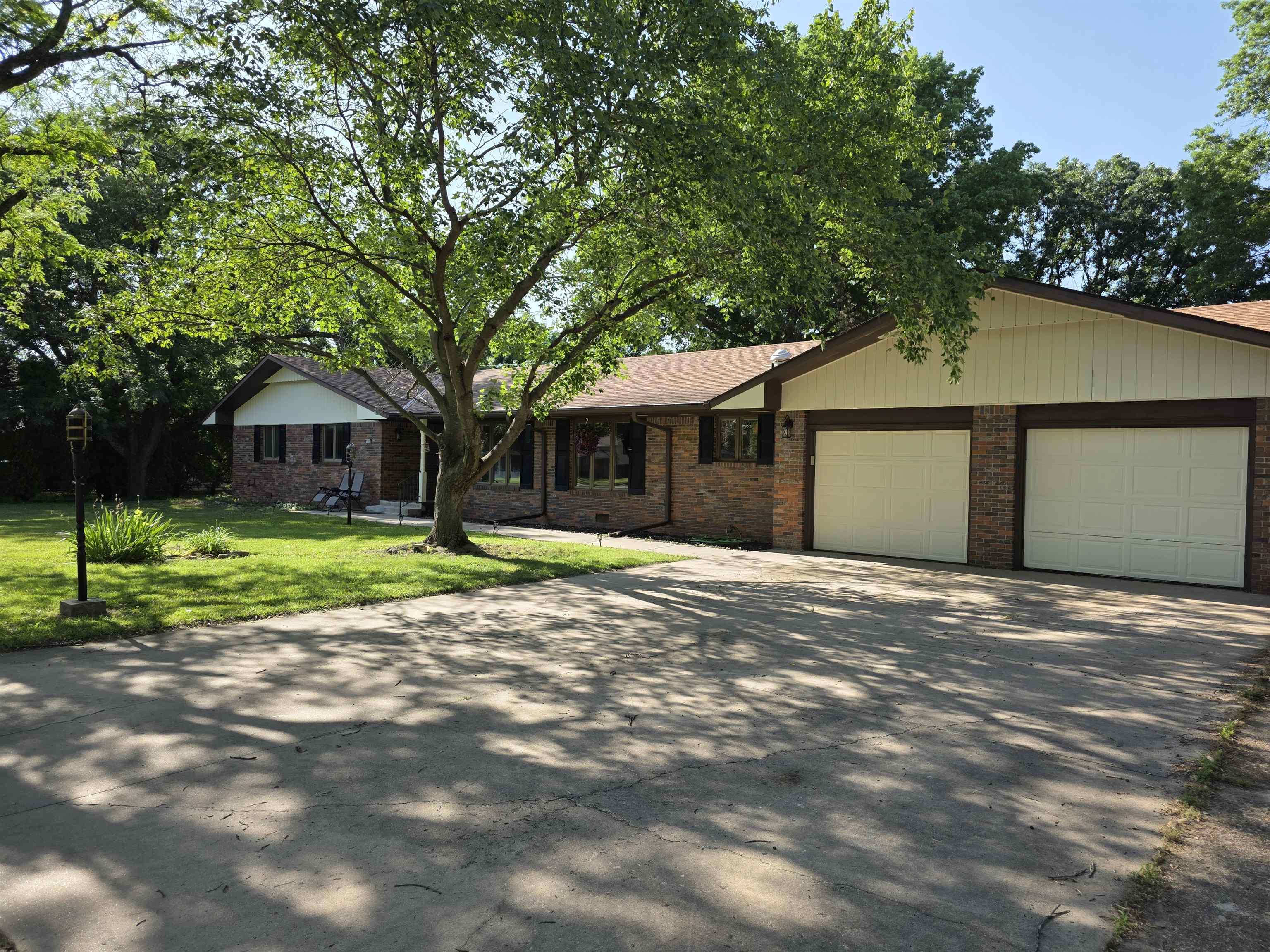 1010 Delmar Dr Property Photo 1