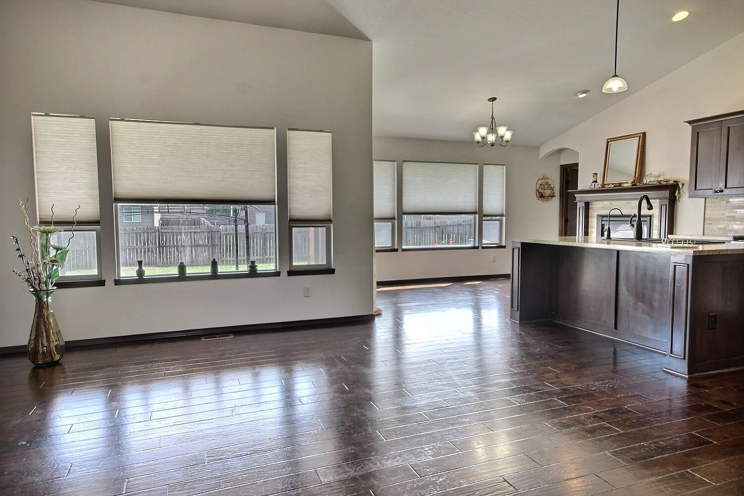 3006 N Rock Bridge St Property Photo 3