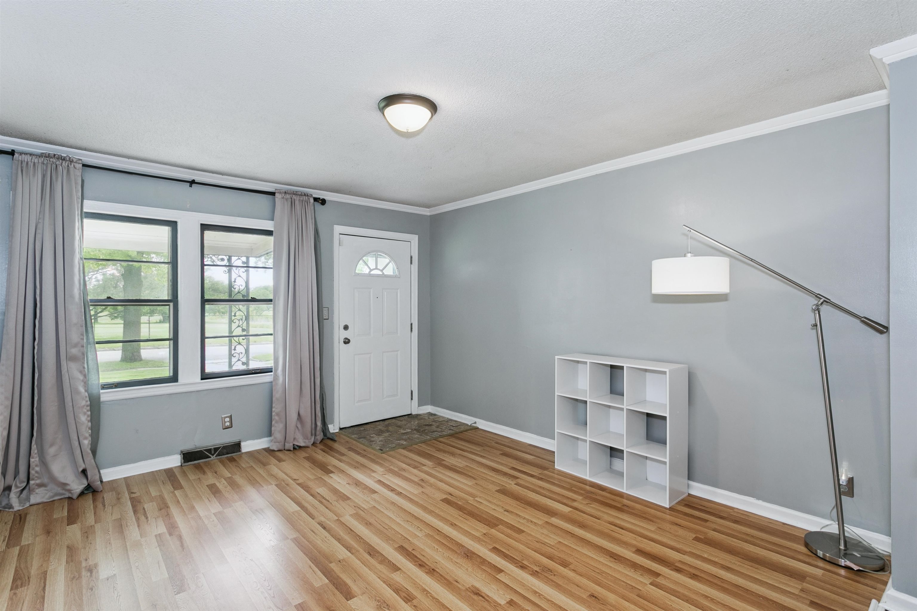 1046 N Crestway St Property Photo 5