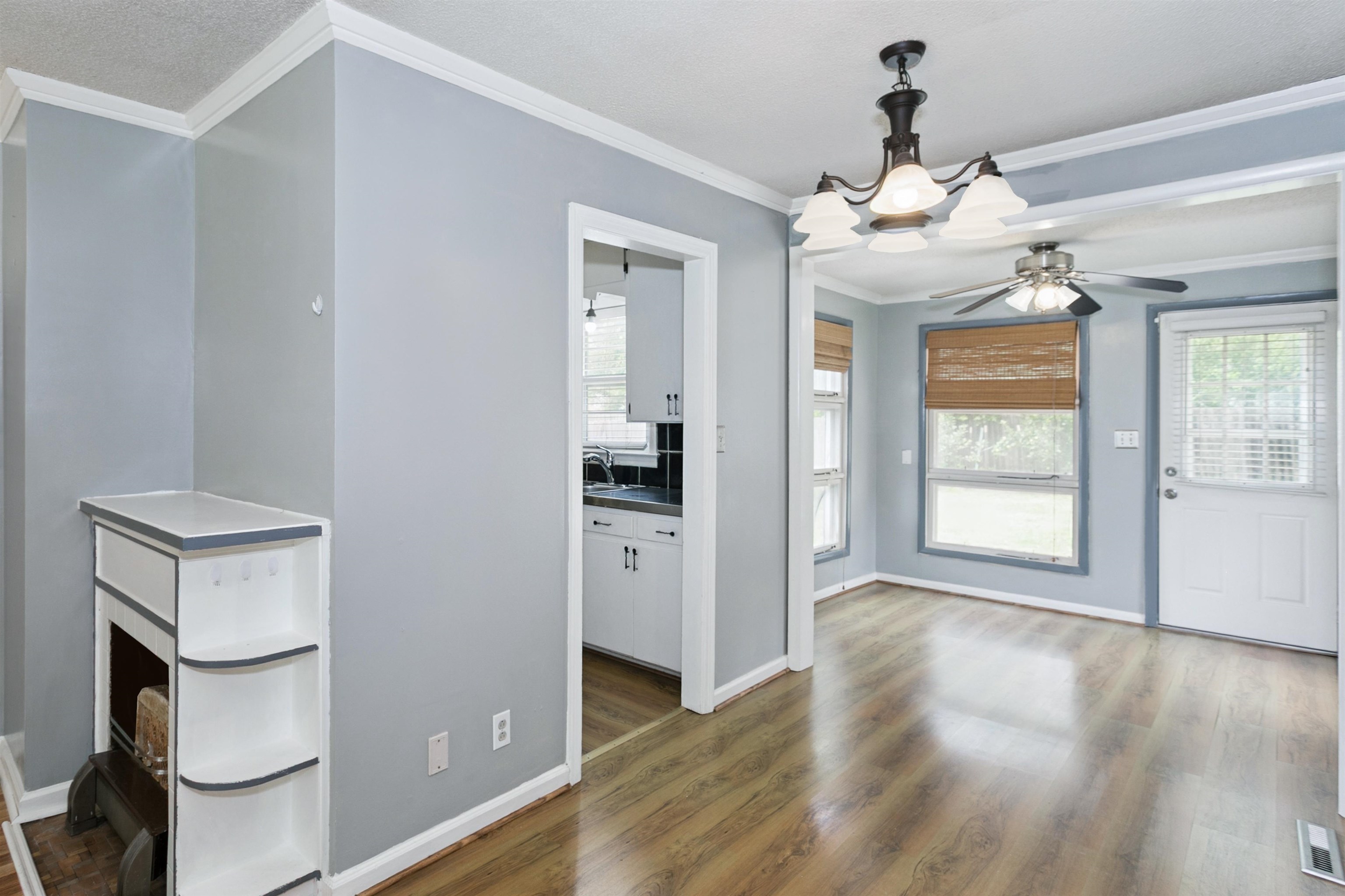 1046 N Crestway St Property Photo 6