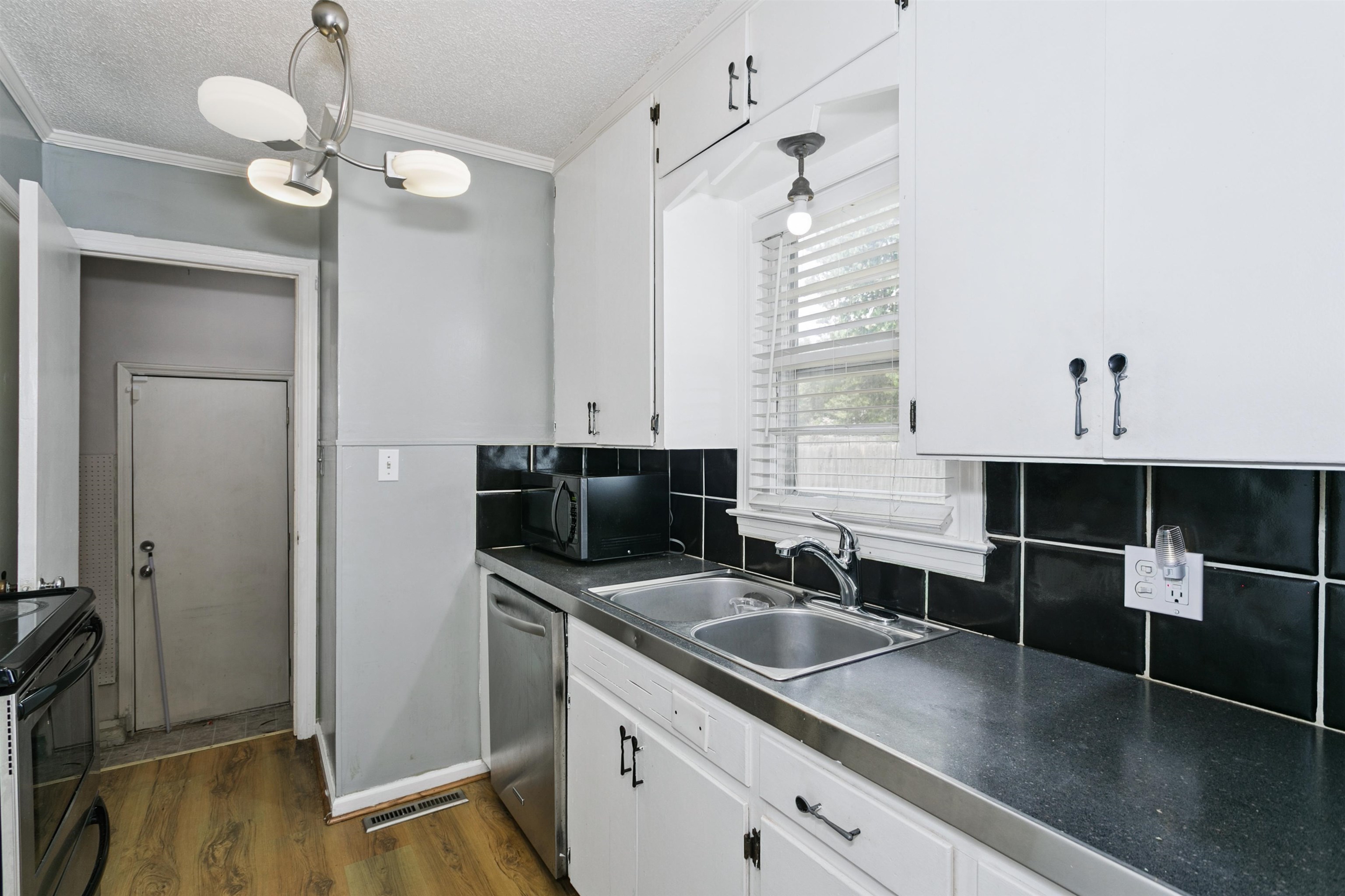 1046 N Crestway St Property Photo 8