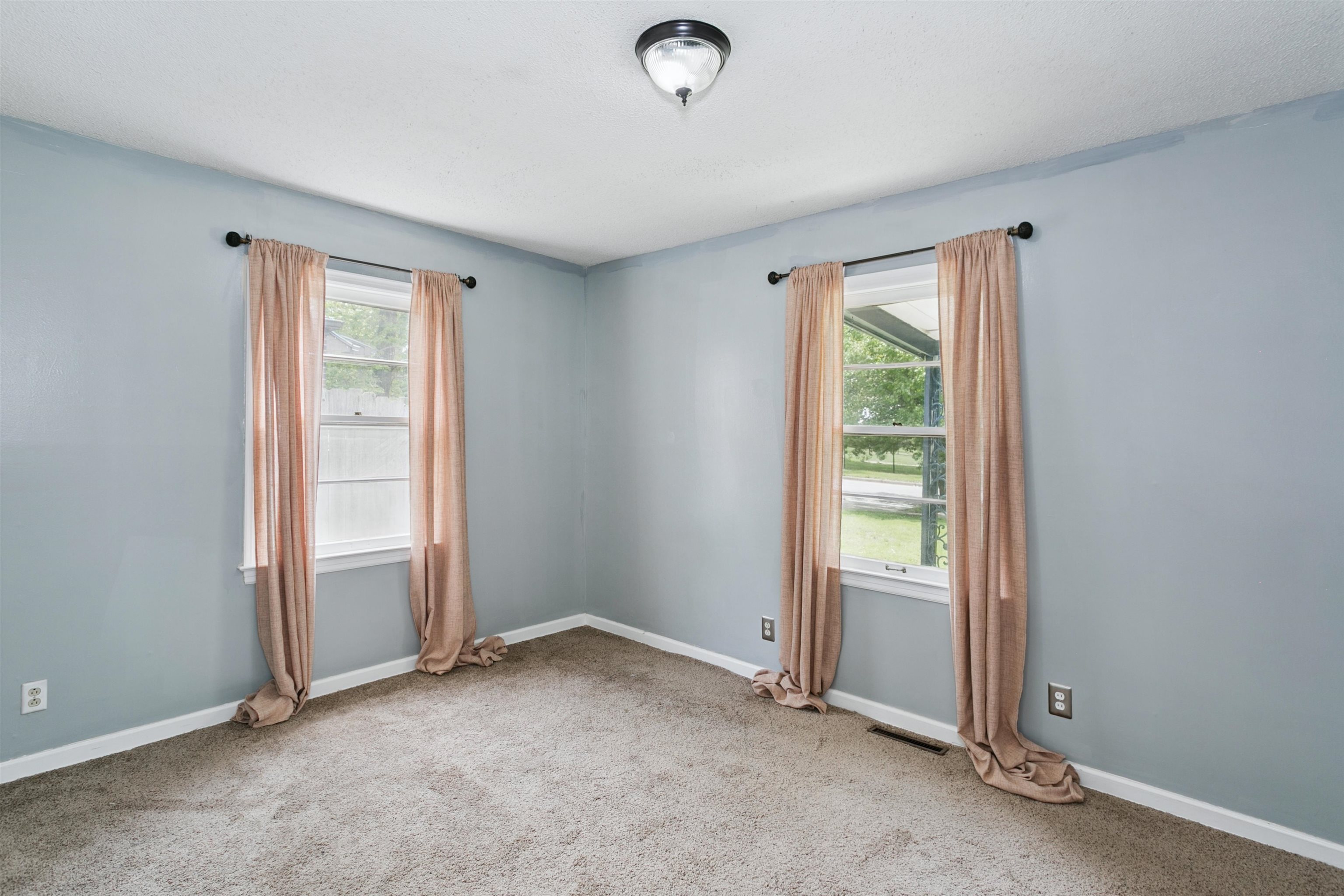 1046 N Crestway St Property Photo 11