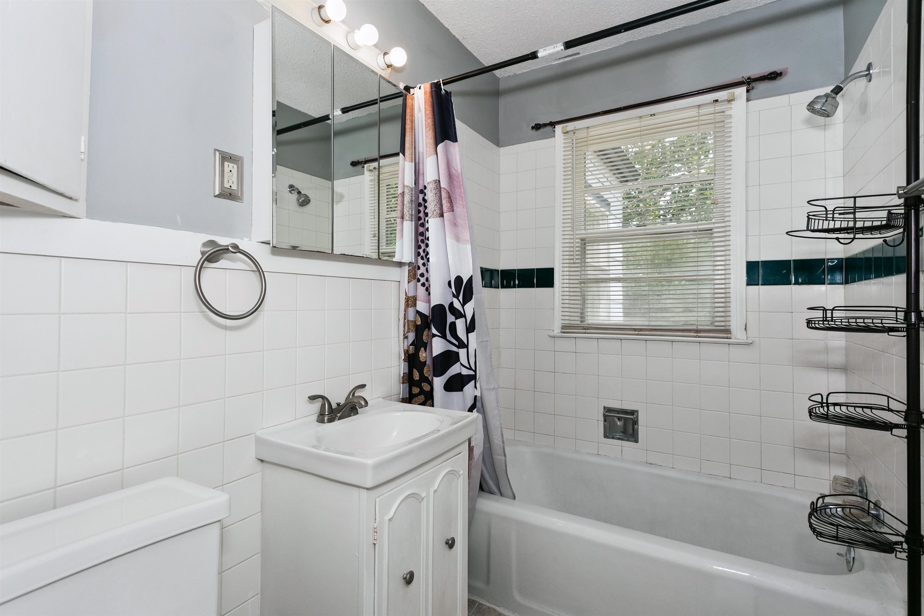 1046 N Crestway St Property Photo 14