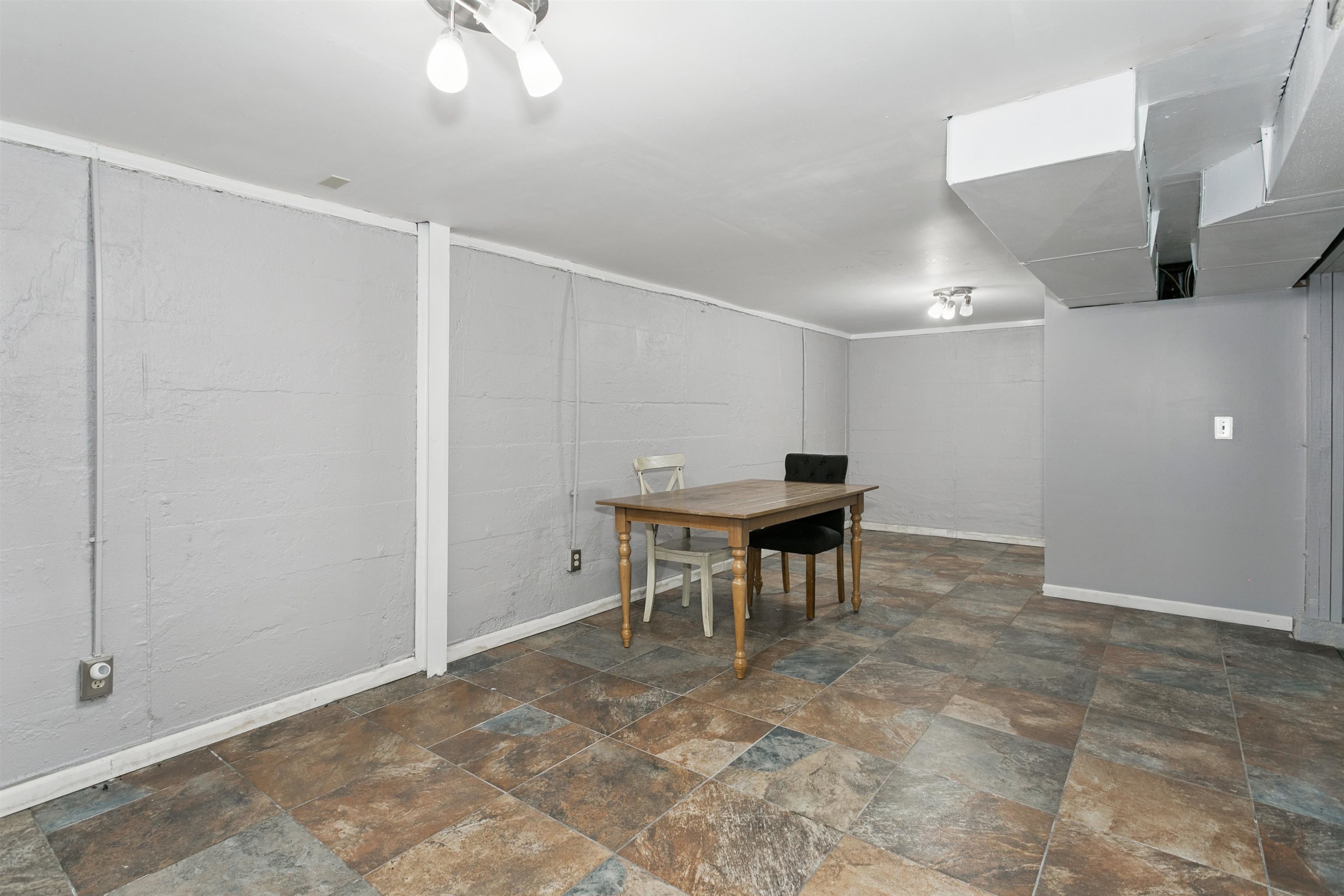 1046 N Crestway St Property Photo 17