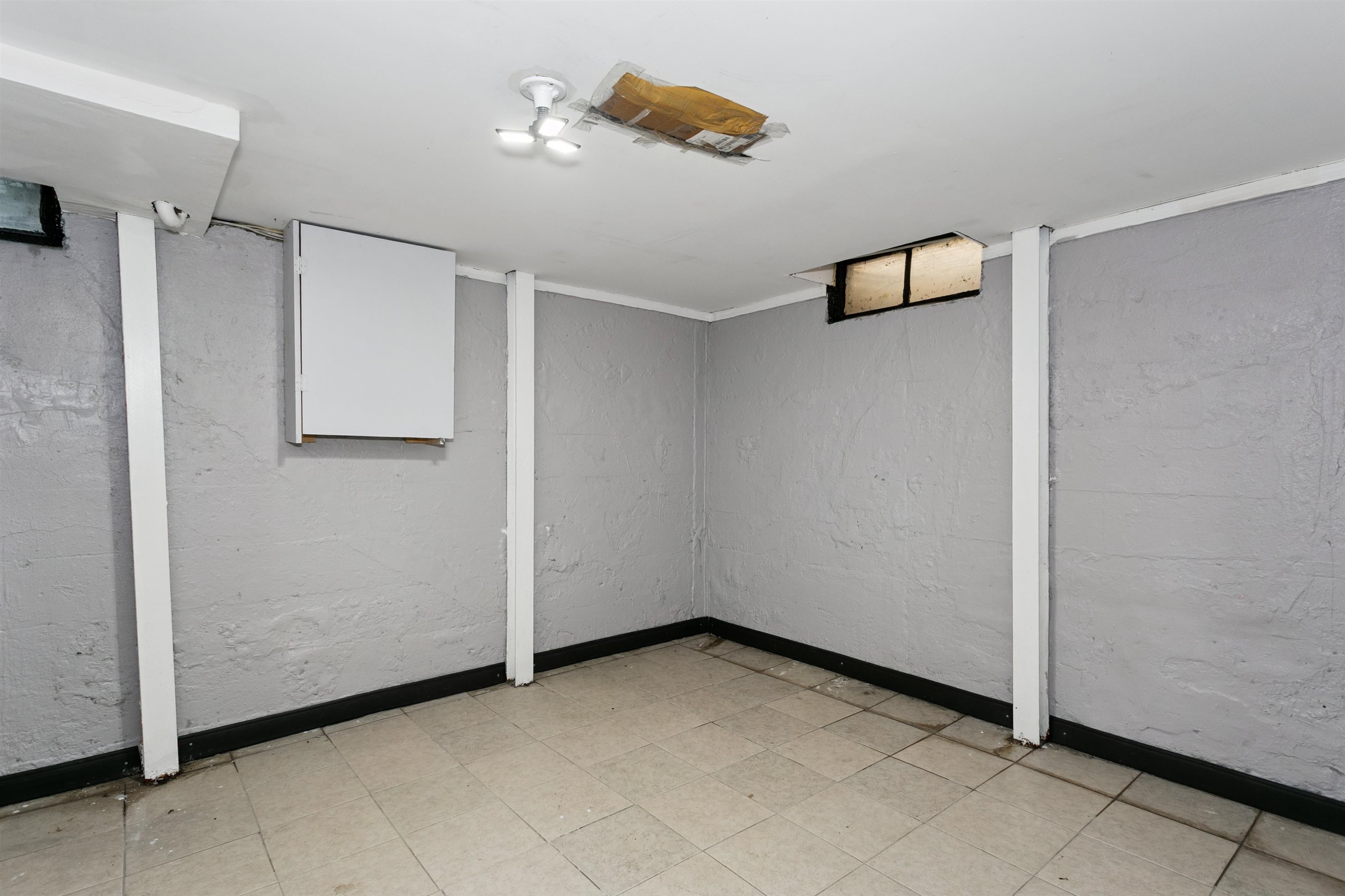 1046 N Crestway St Property Photo 18