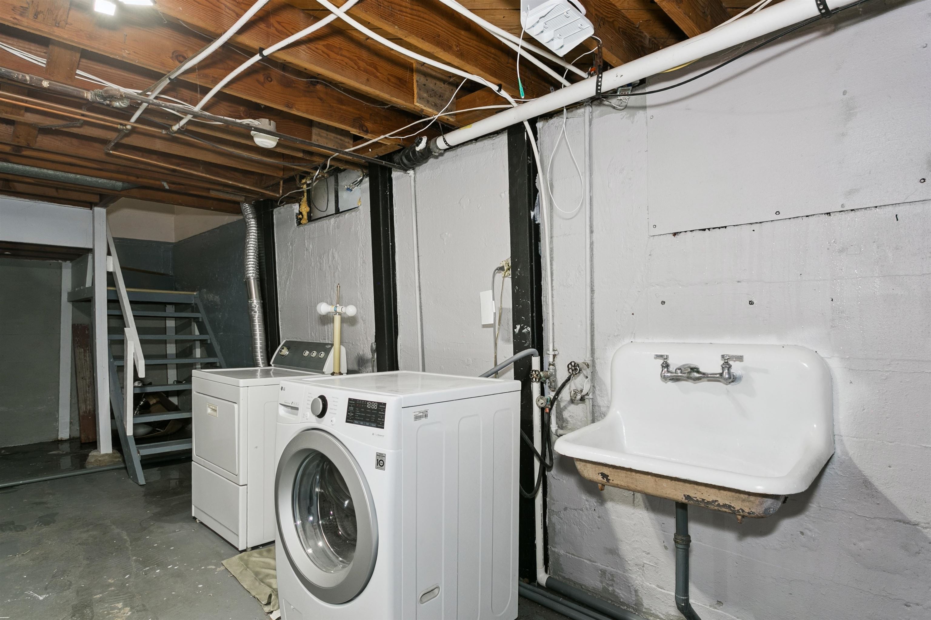1046 N Crestway St Property Photo 19