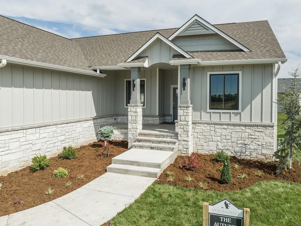 1242 W Ravendale Ln Property Photo 2