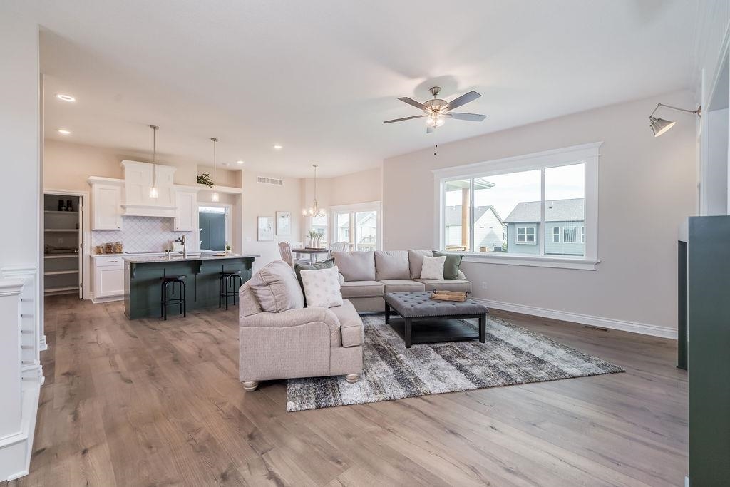 1242 W Ravendale Ln Property Photo 7