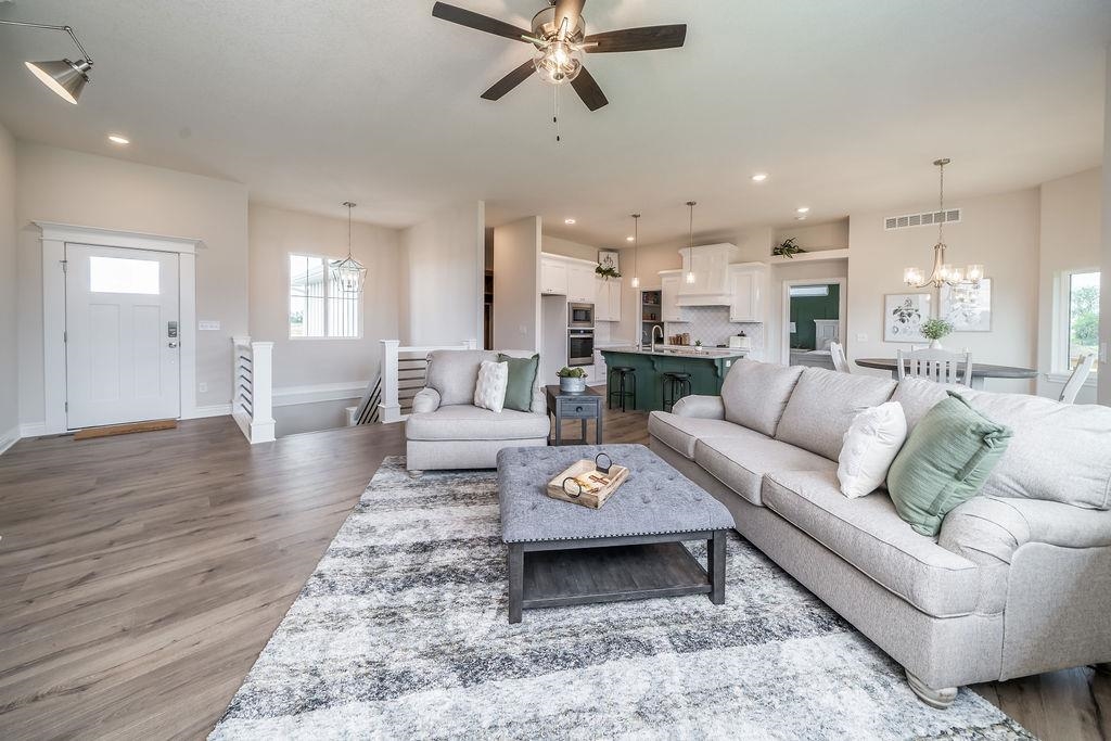 1242 W Ravendale Ln Property Photo 8