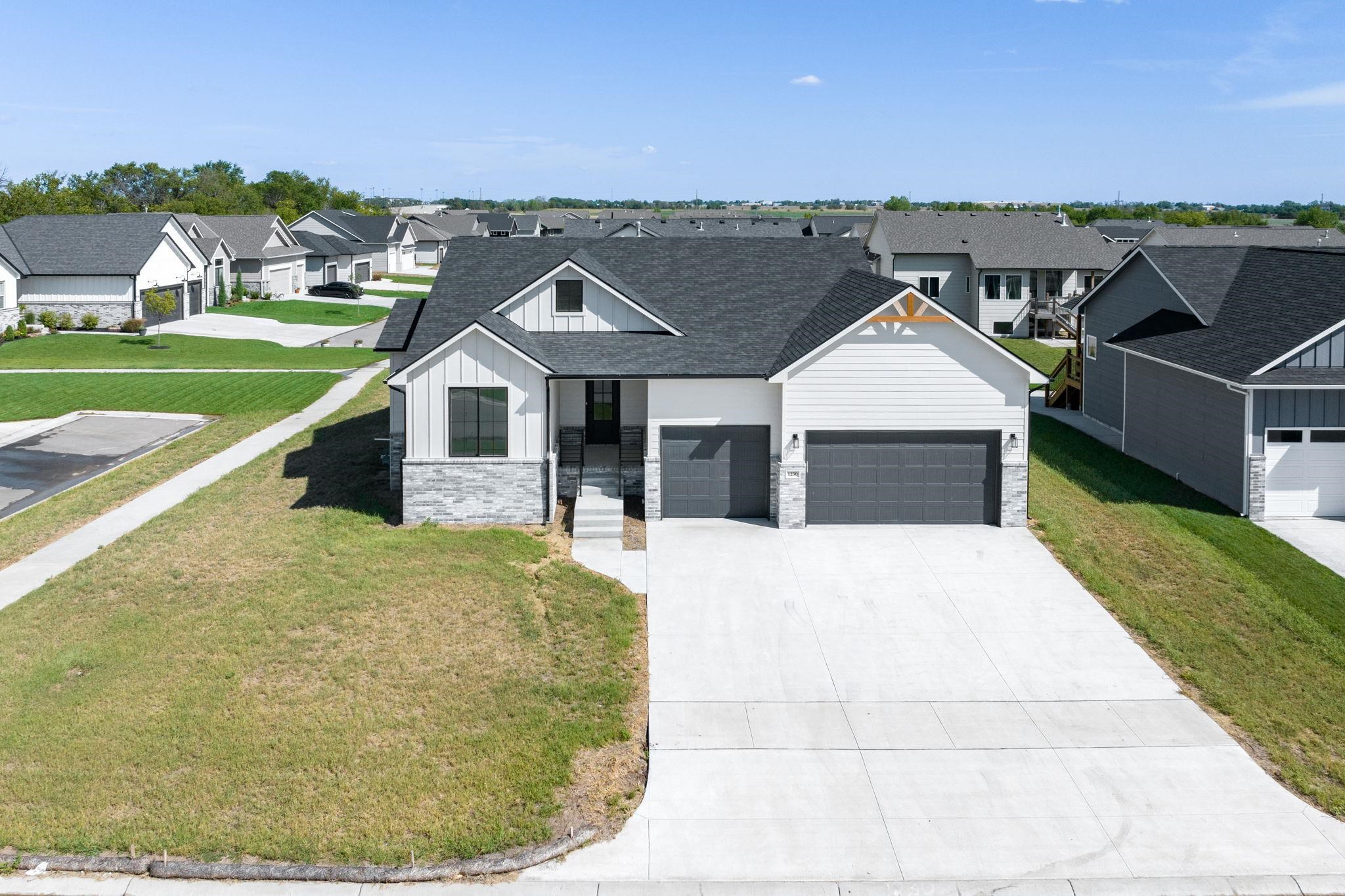 1230 W Ravendale Ln Property Photo 1