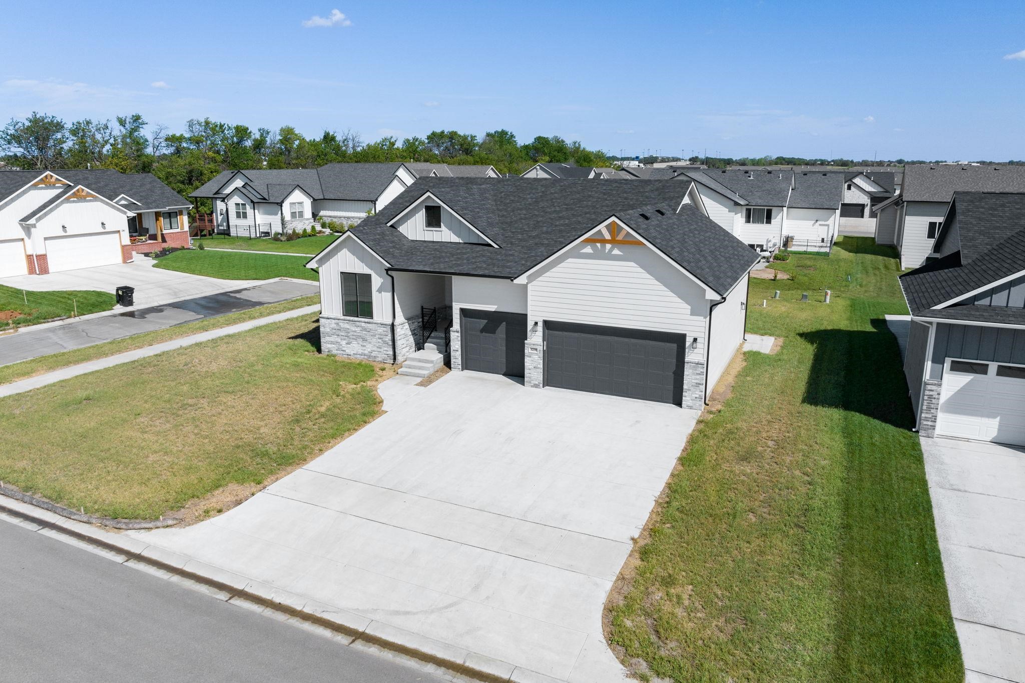 1230 W Ravendale Ln Property Photo 2