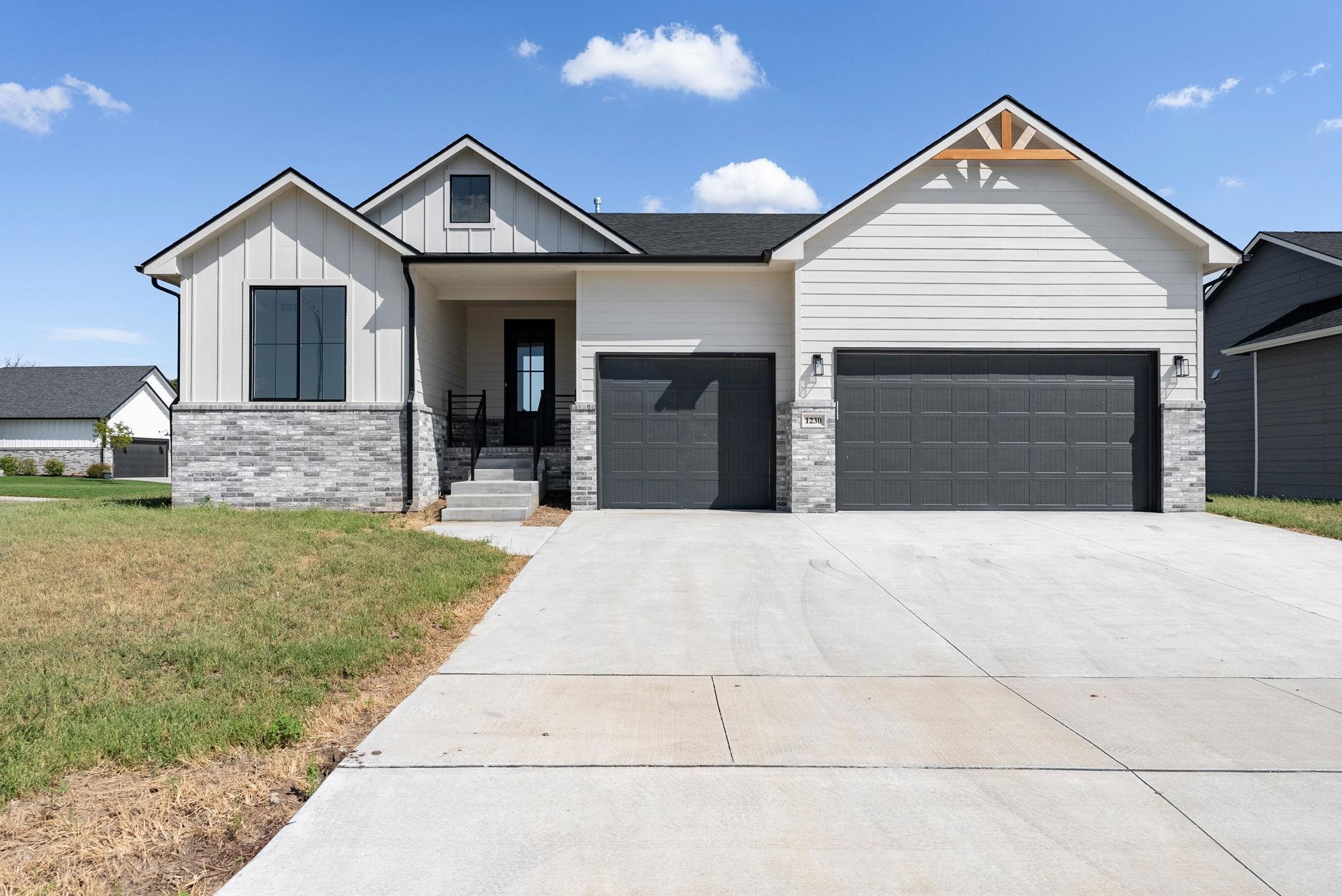 1230 W Ravendale Ln Property Photo 3