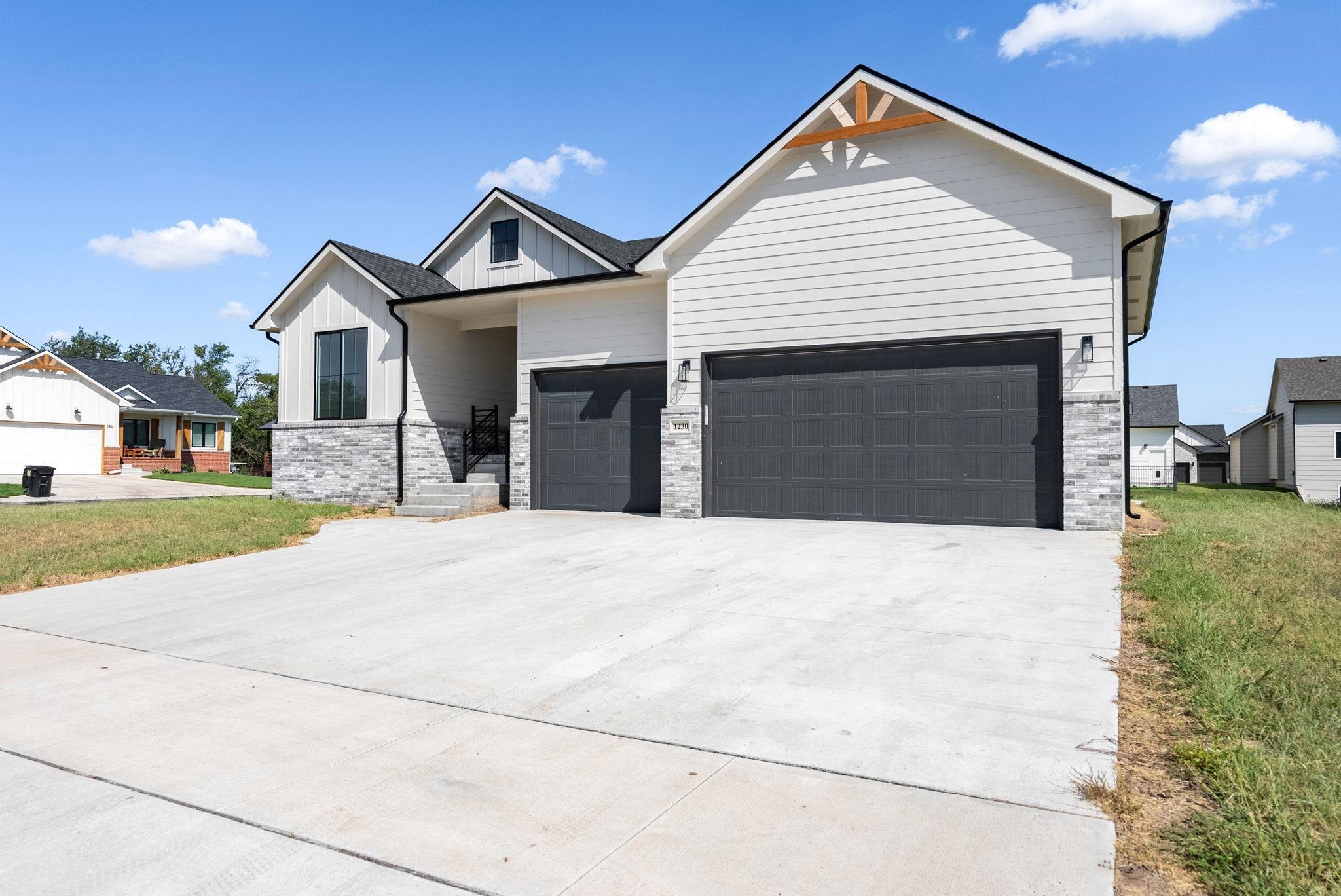 1230 W Ravendale Ln Property Photo 4