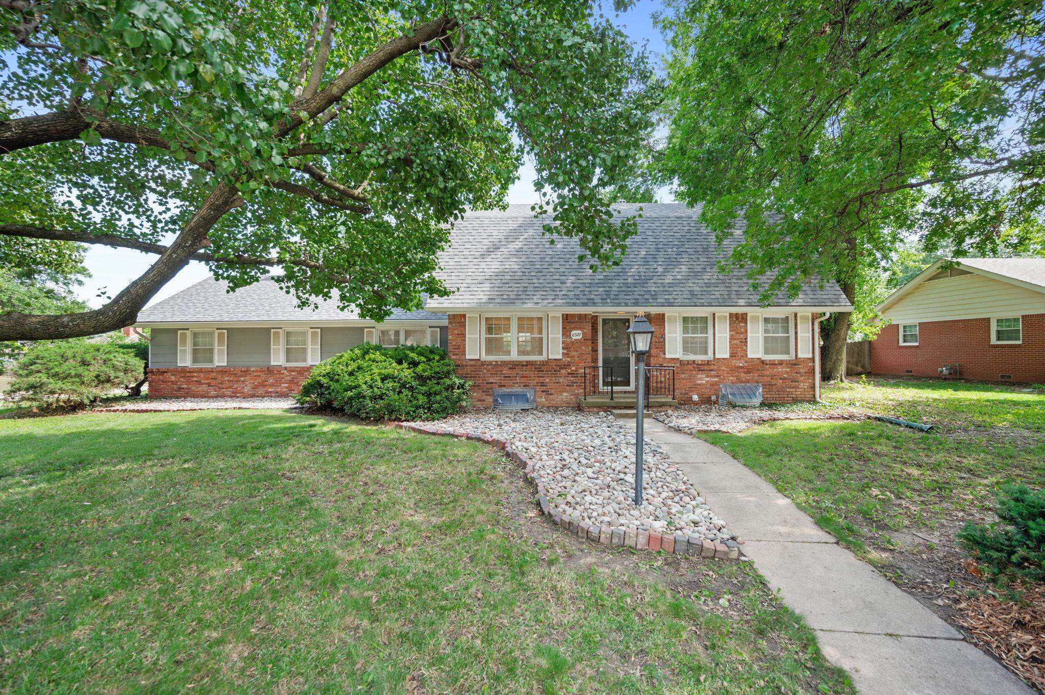 8327 E Willowbrook Rd Property Photo 1
