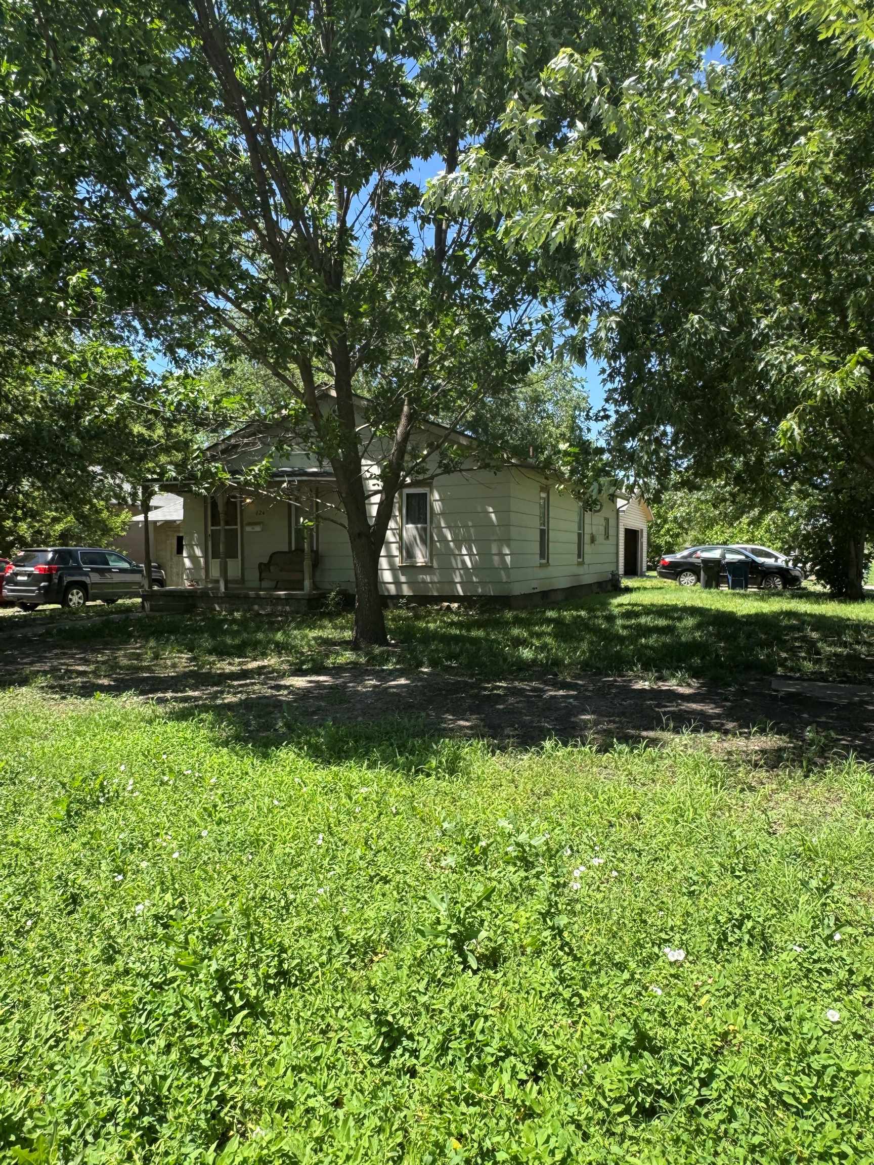 624 E 8th St Property Photo 1