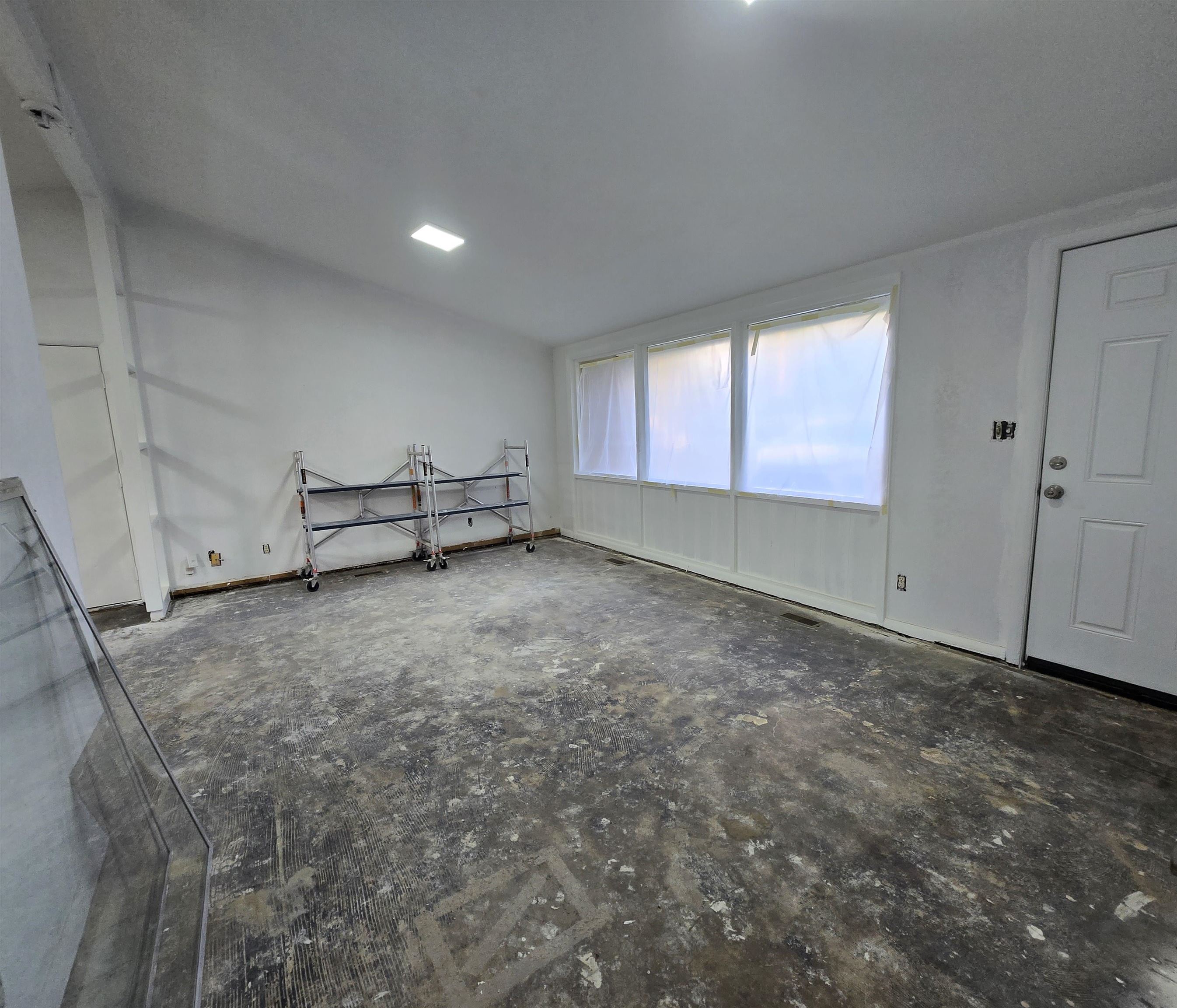 1228 Crescent Dr Property Photo 2